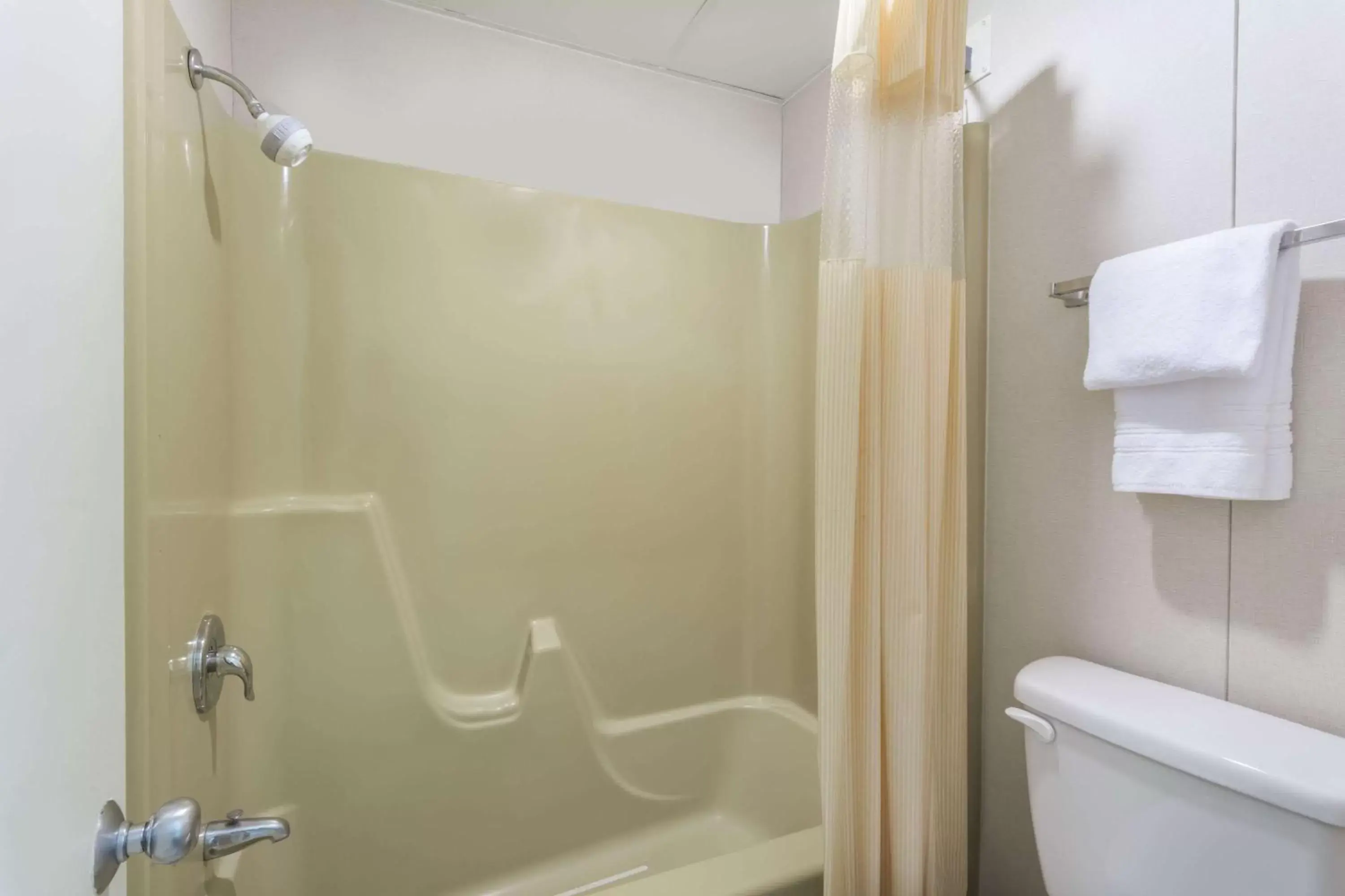 Bathroom in Days Inn by Wyndham Bedford