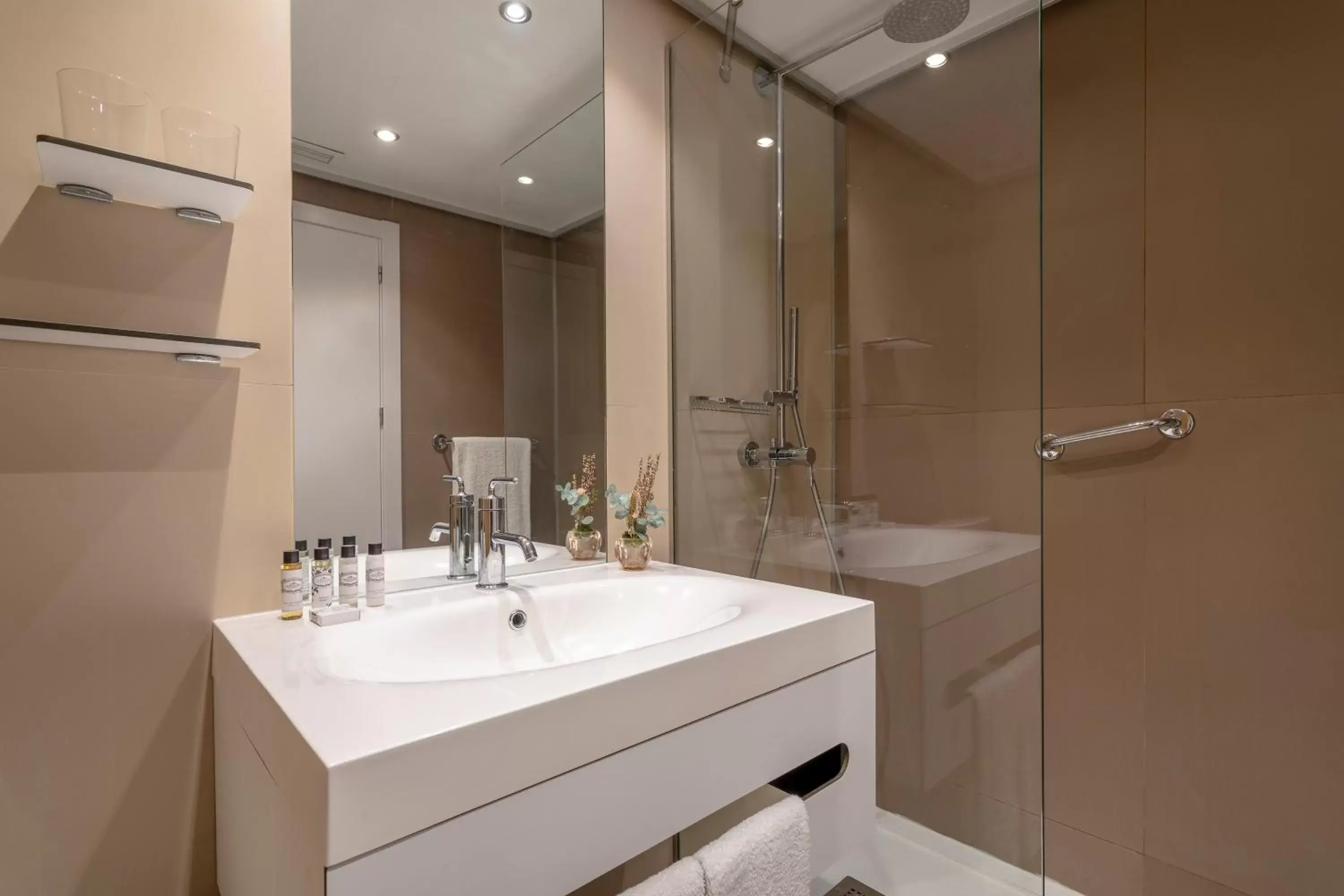 Shower, Bathroom in Hotel Spa Porta Maris by Melia