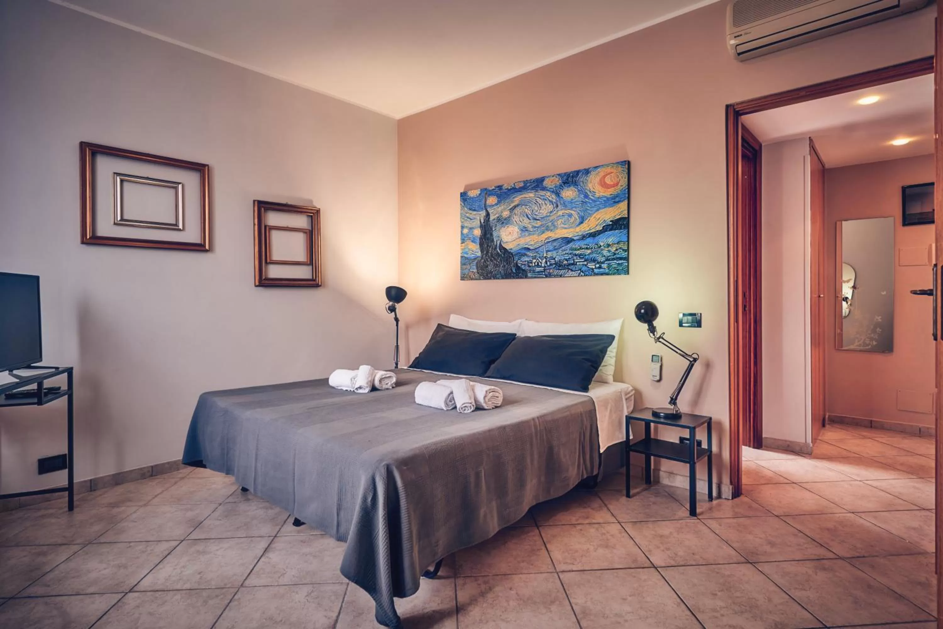 Bed in Travelershome Ciampino B&Bs