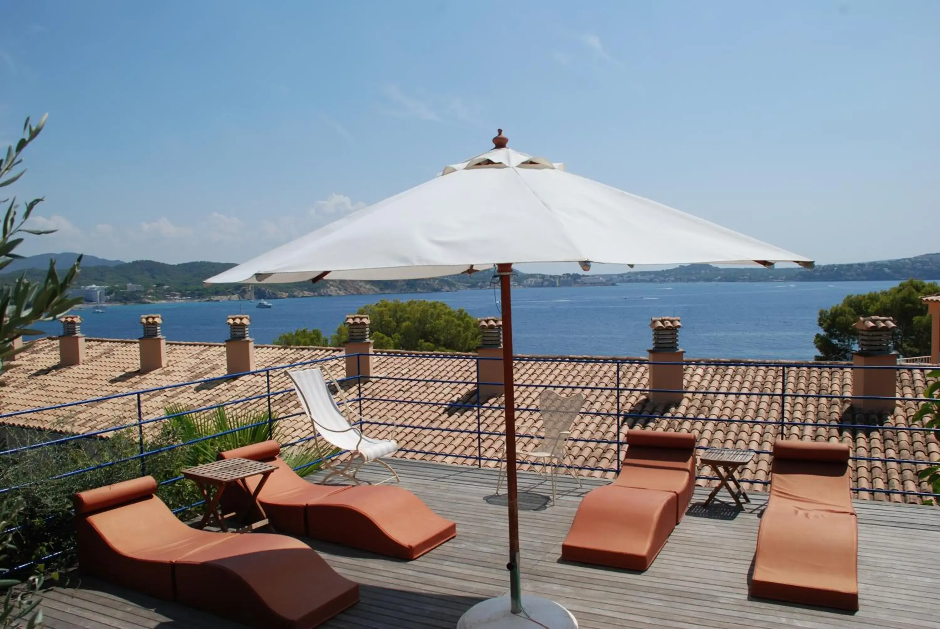 Garden in Hotel Petit Cala Fornells