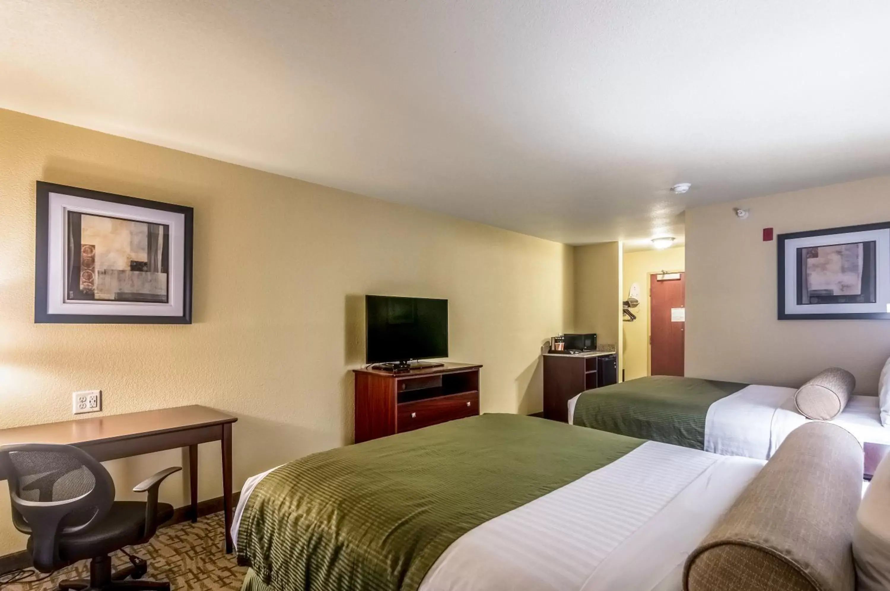 Bed in Cobblestone Inn & Suites - Lakin