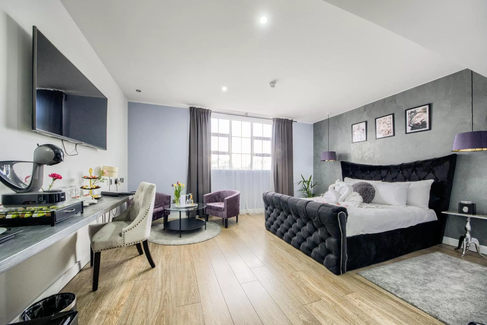 Living room, Bed in Villare Leicester City Centre hotel