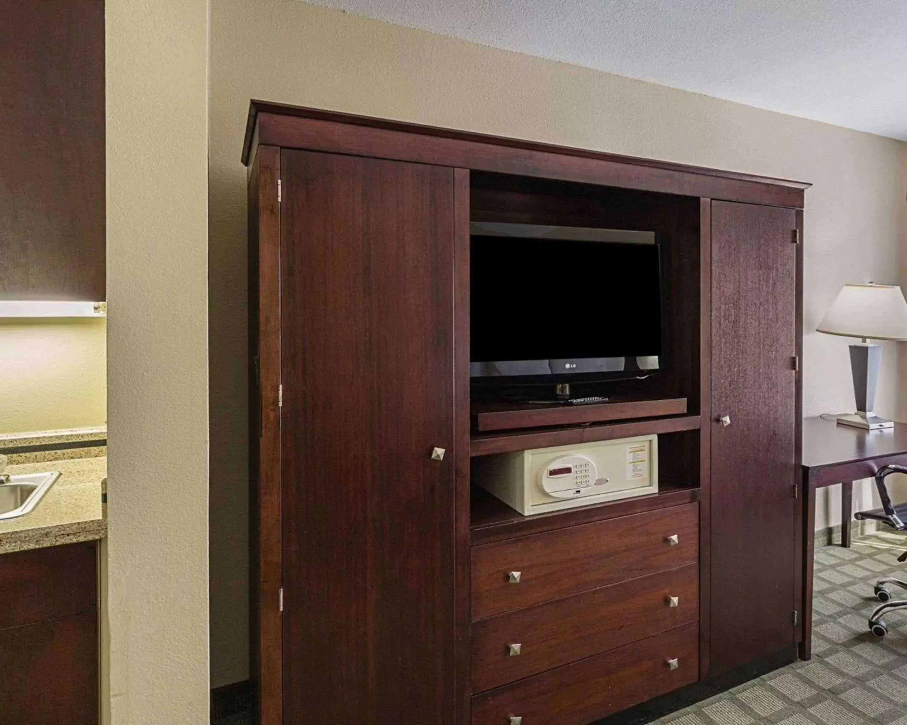 Bedroom, TV/Entertainment Center in Comfort Inn & Suites Southwest Freeway at Westpark