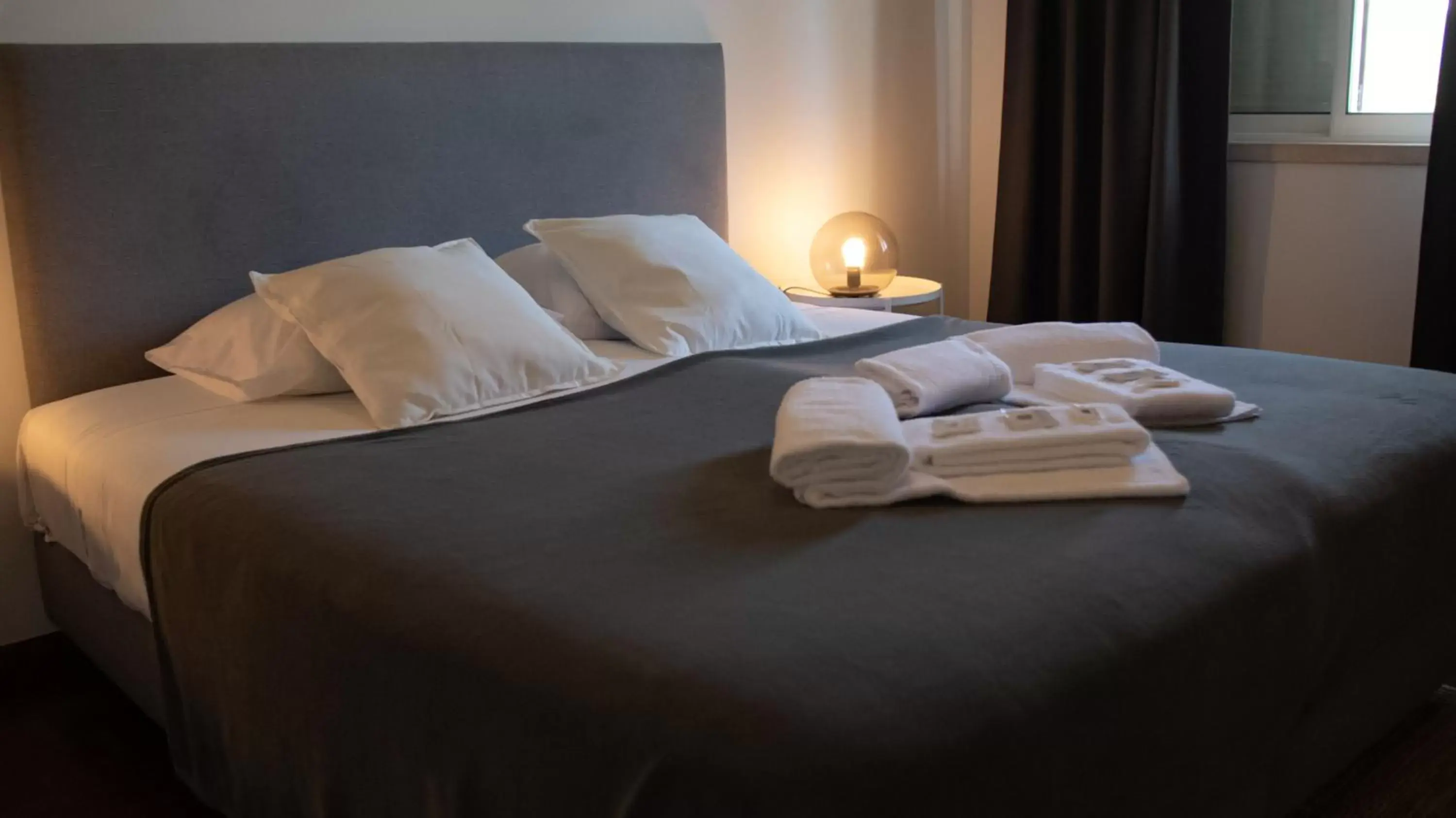 Bed in Pine House - Faro Airport, Beach and City Center
