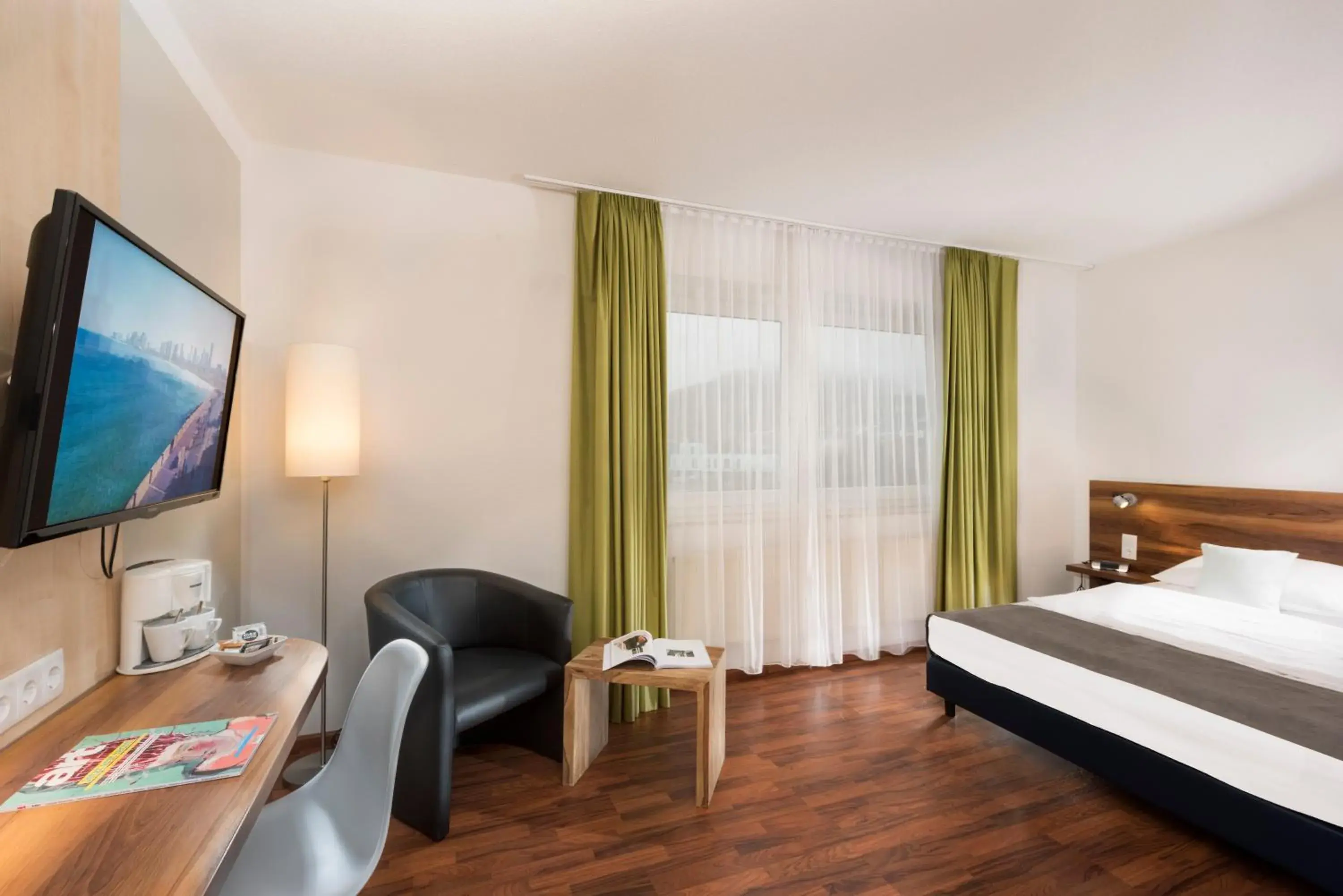 Bedroom, TV/Entertainment Center in Best Western Hotel Ambassador