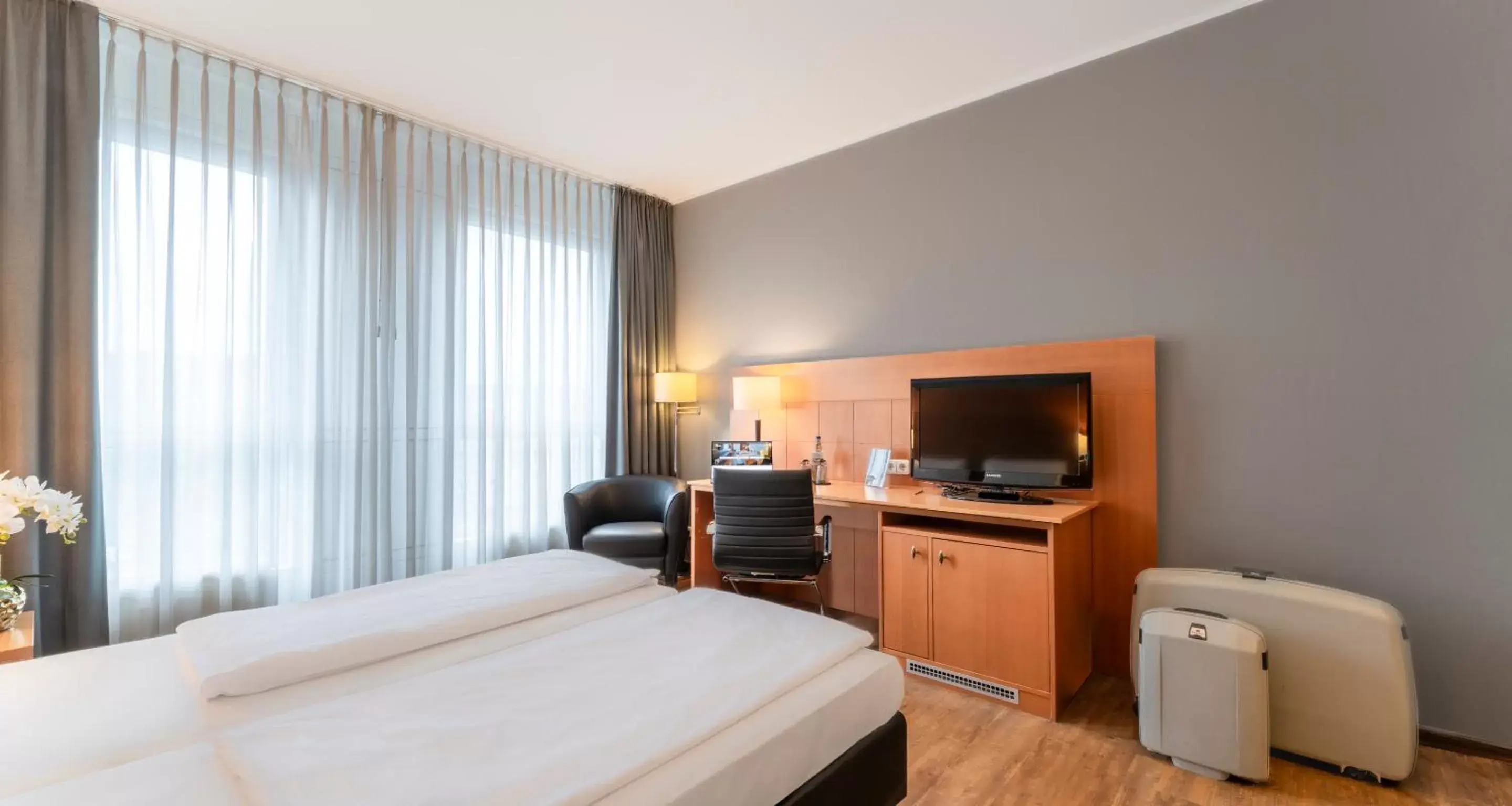 Photo of the whole room, Bed in PLAZA Premium Köln Photo of the whole room, Bed in PLAZA Premium Köln