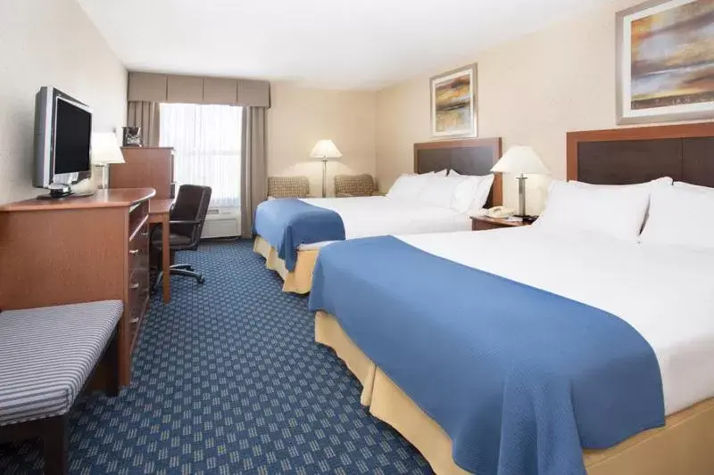 Bed in Holiday Inn Express & Suites Abilene, an IHG Hotel