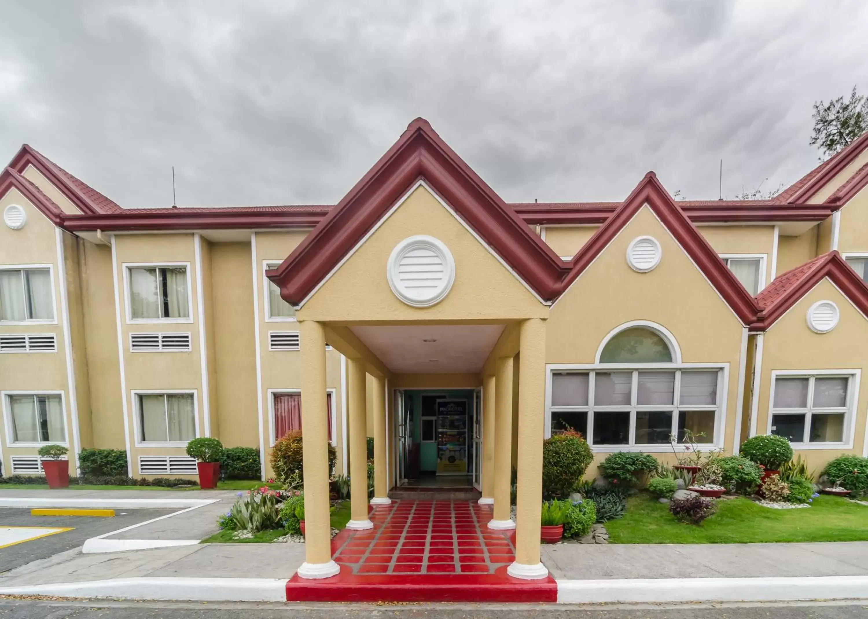 Facade/entrance in Microtel by Wyndham Tarlac