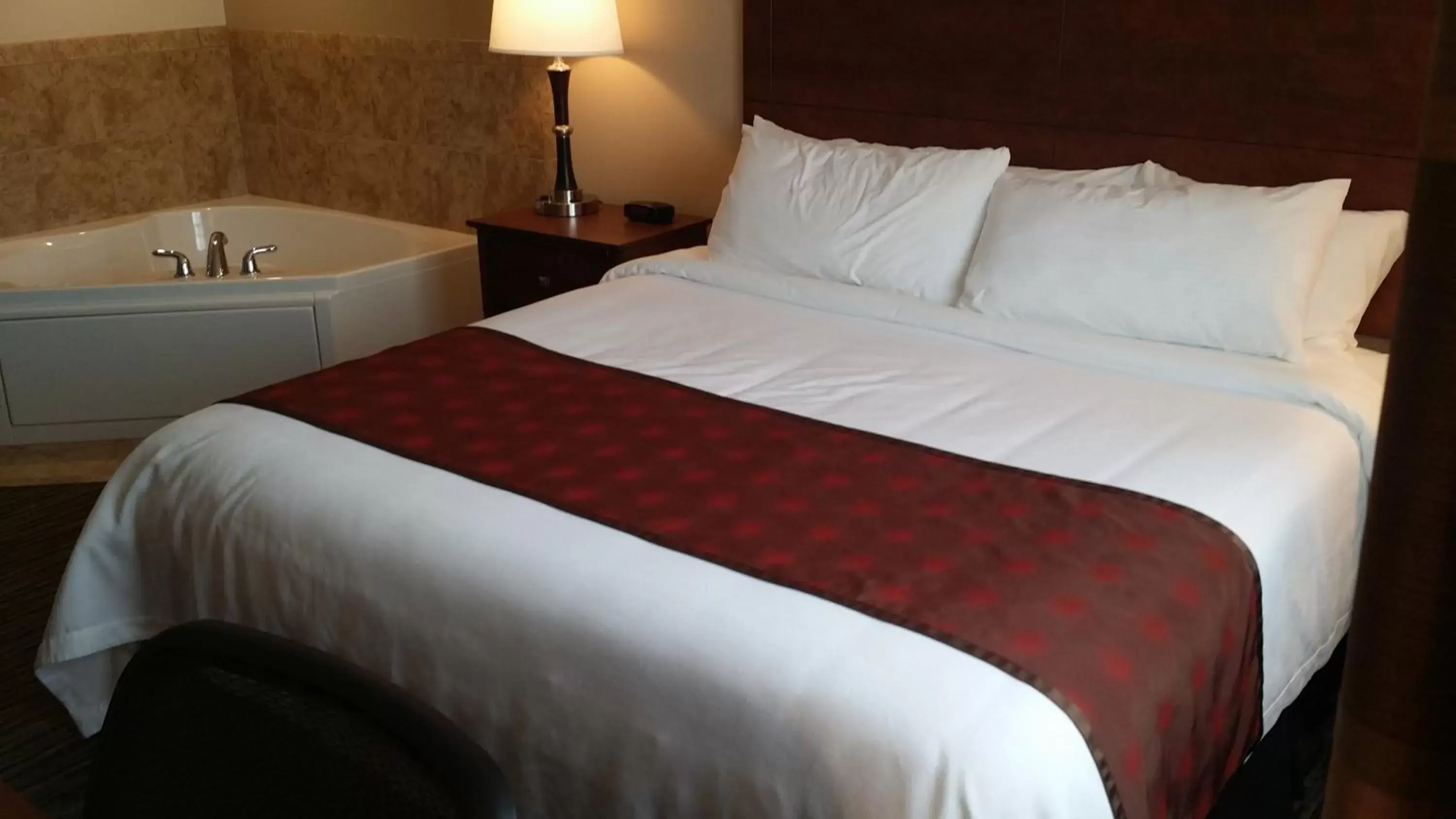 Bed in GrandStay Hotel and Suites Parkers Prairie