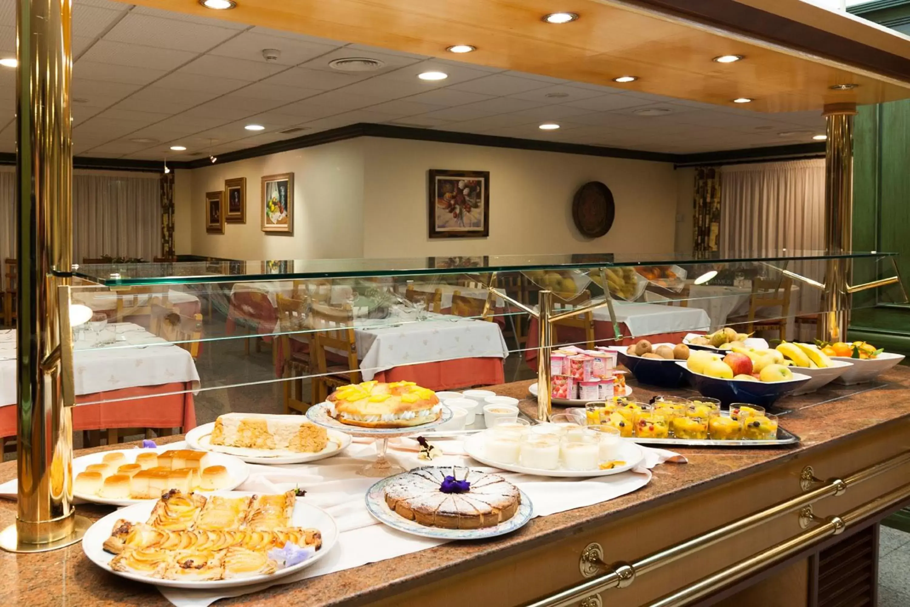 Buffet breakfast in SOMMOS Hotel Benasque Spa