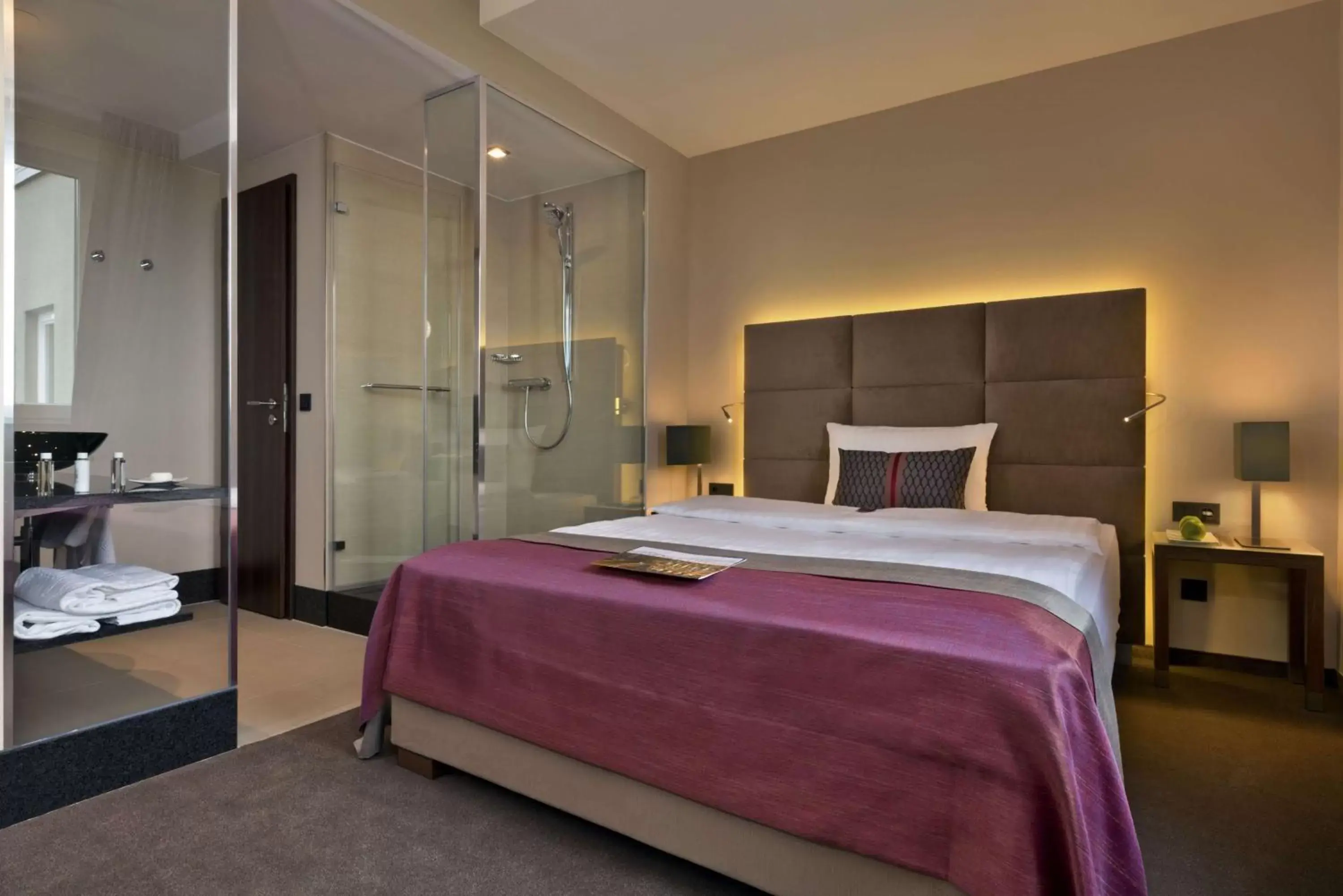 Bathroom, Bed in Flemings Selection Hotel Frankfurt-City