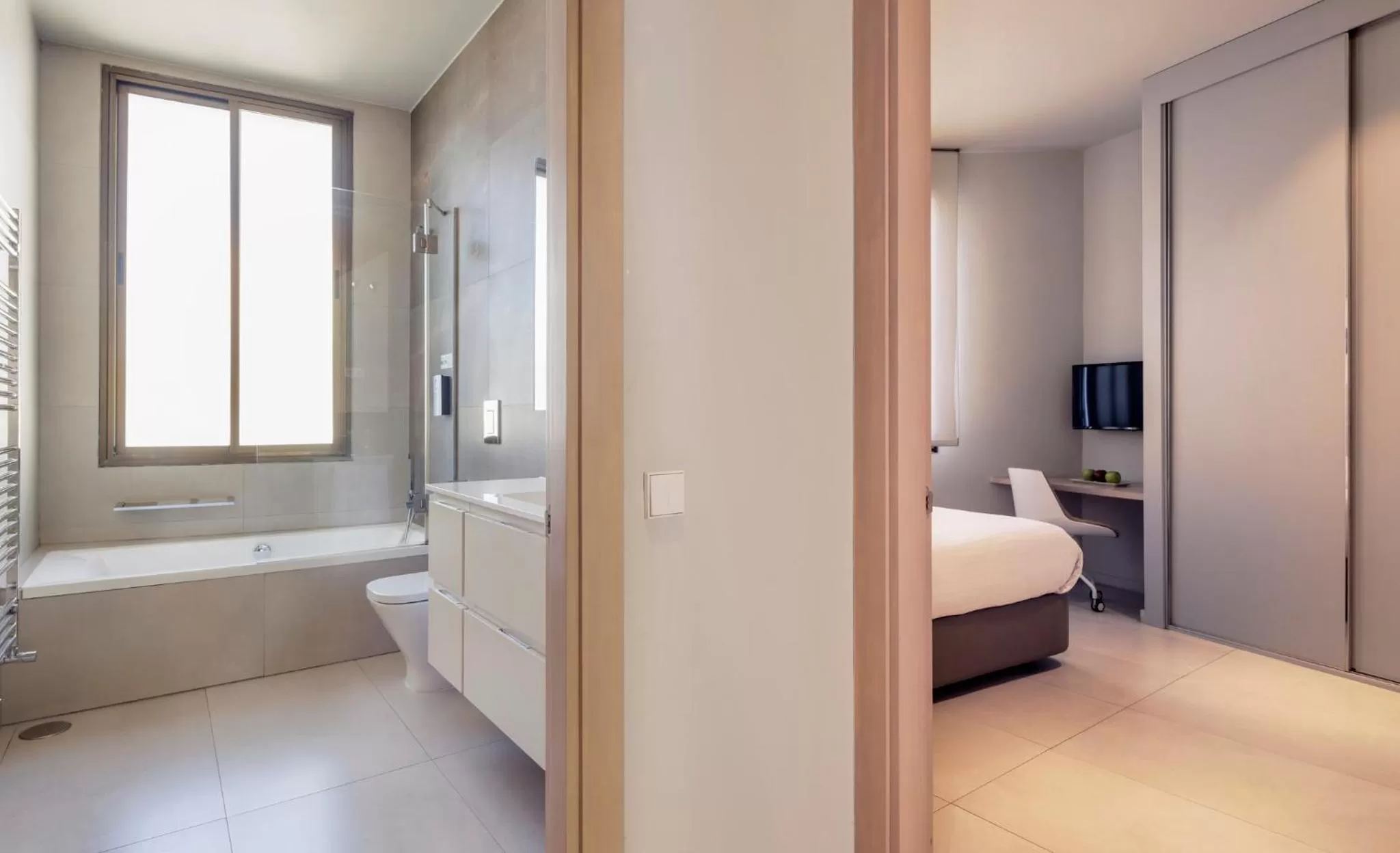 Bathroom, Bed in Regente Hotel