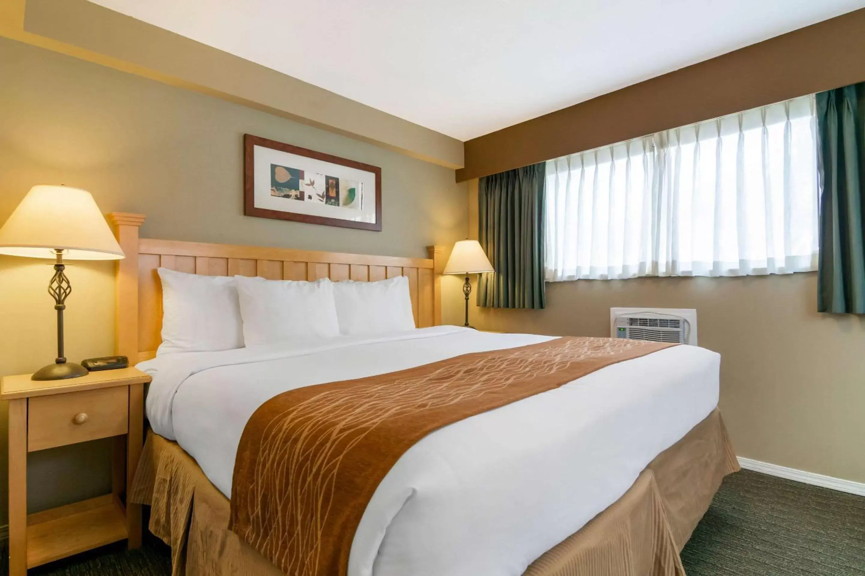 Bedroom, Bed in Econo Lodge Inn & Suites - North Vancouver