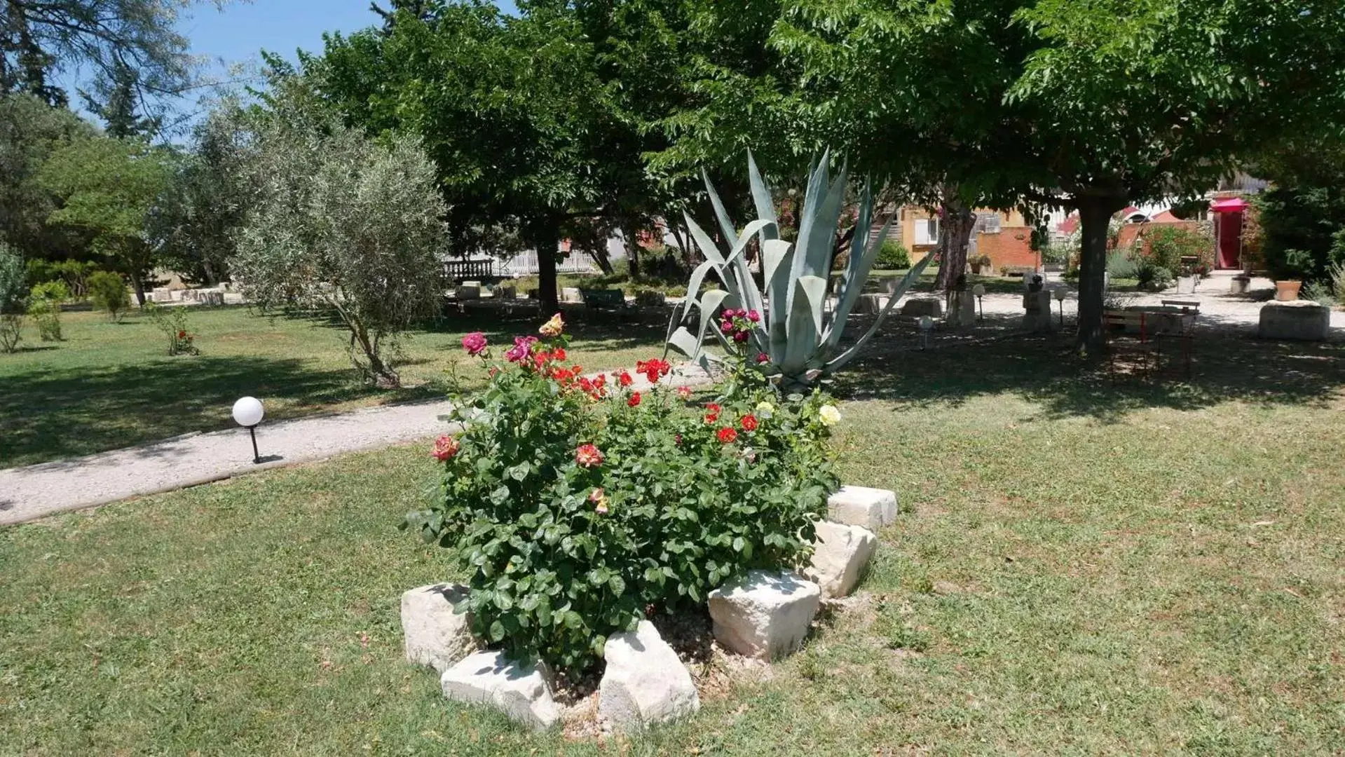 Garden in MAS MAURANE-Chambre d'hôte avec SPA privé