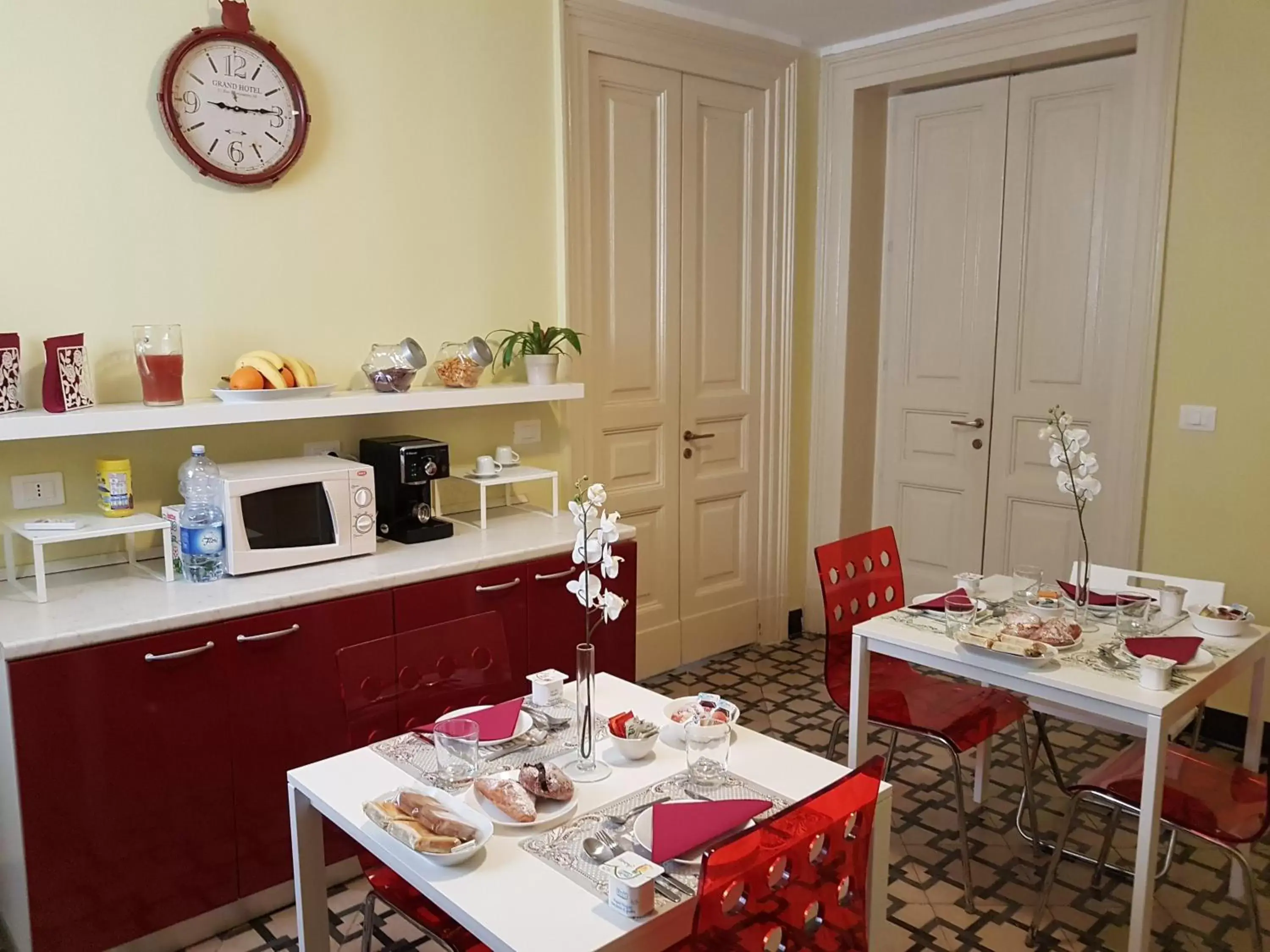 Breakfast, Restaurant/Places to Eat in Central Suites Catania