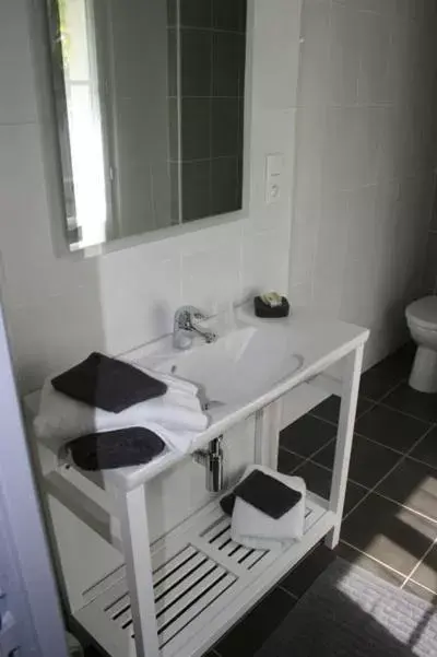 Bathroom in Chambres d'Hôtes Les Ifs