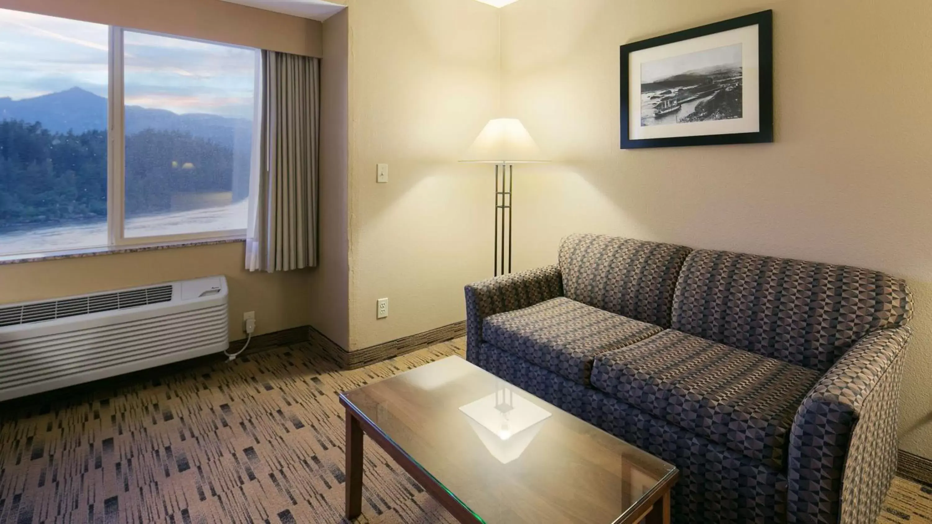 Photo of the whole room, Seating Area in Best Western Plus Columbia River Inn