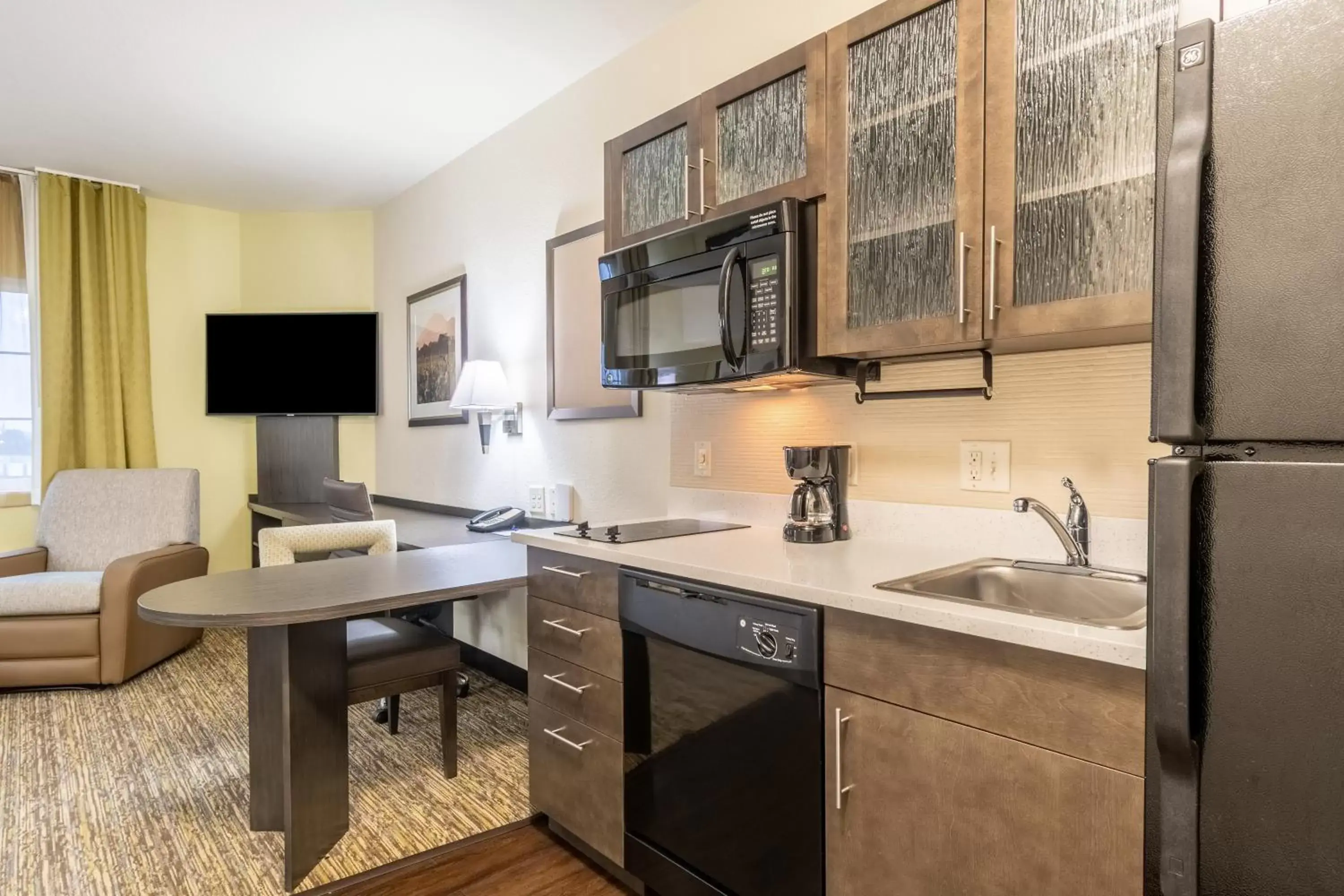 Kitchen/Kitchenette in Candlewood Suites Portland Airport, an IHG Hotel