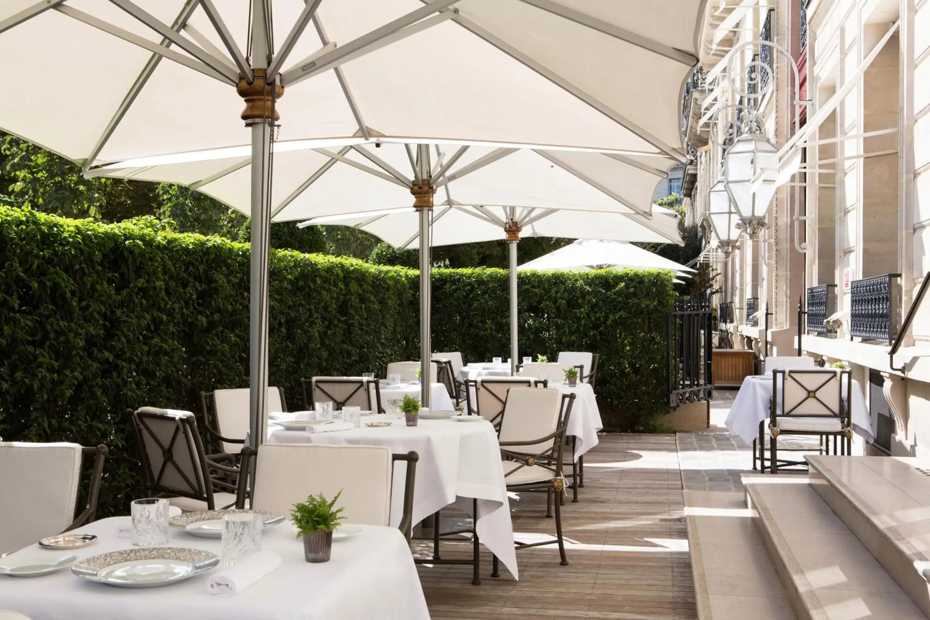 Patio, Restaurant/Places to Eat in La Réserve Paris Hotel & Spa