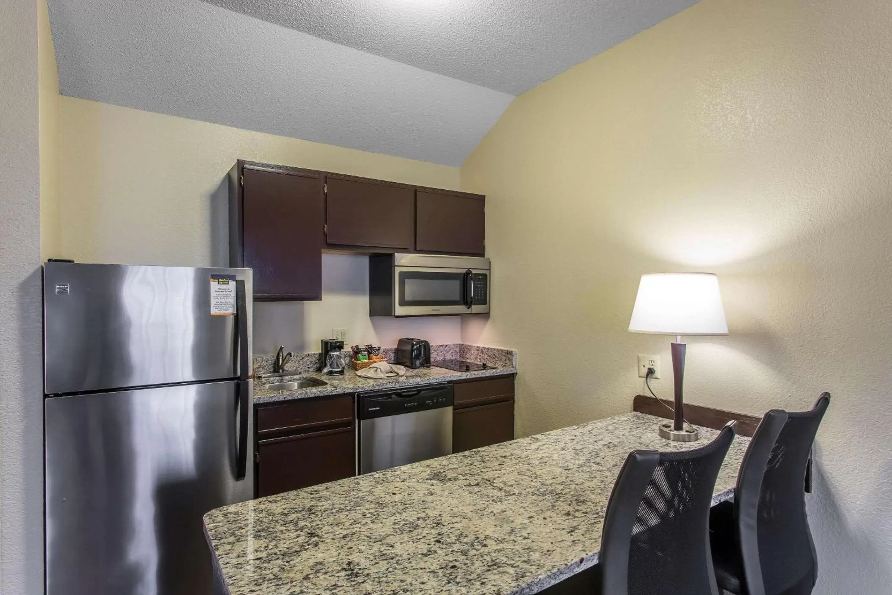 Photo of the whole room, Kitchen/Kitchenette in MainStay Suites Brentwood-Nashville