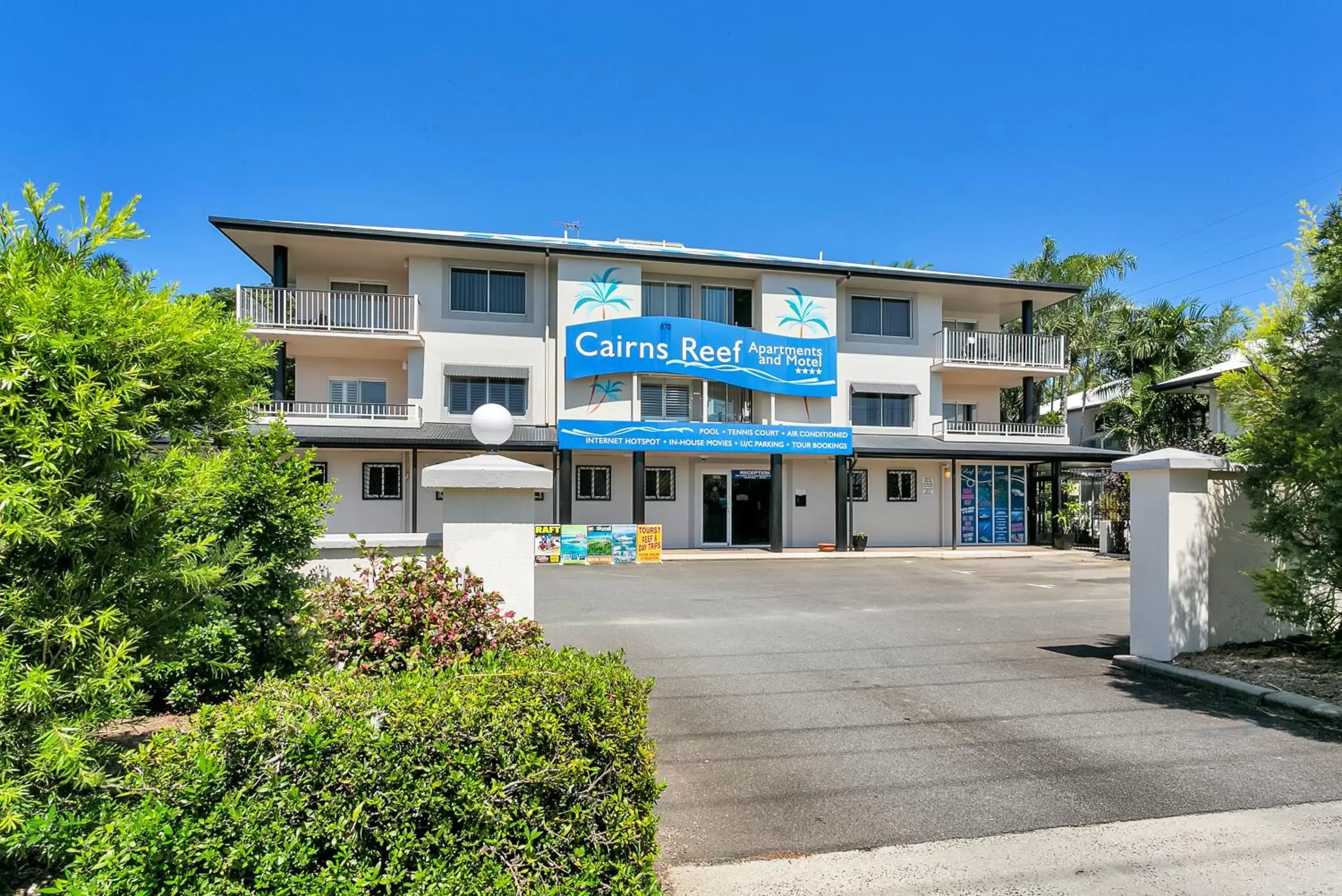 Facade/entrance, Property Building in Cairns Reef Apartments & Motel