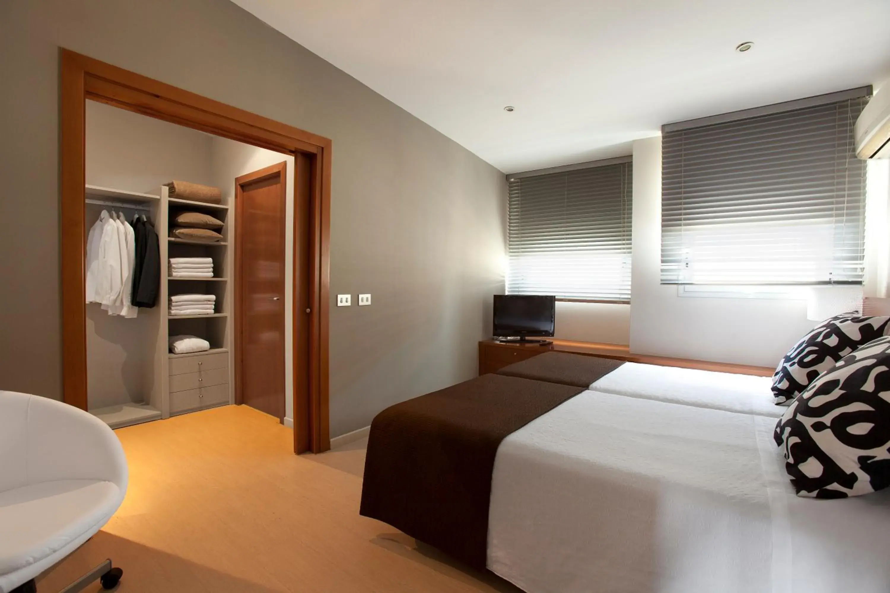 Bedroom, Bed in Aparthotel Senator Barcelona
