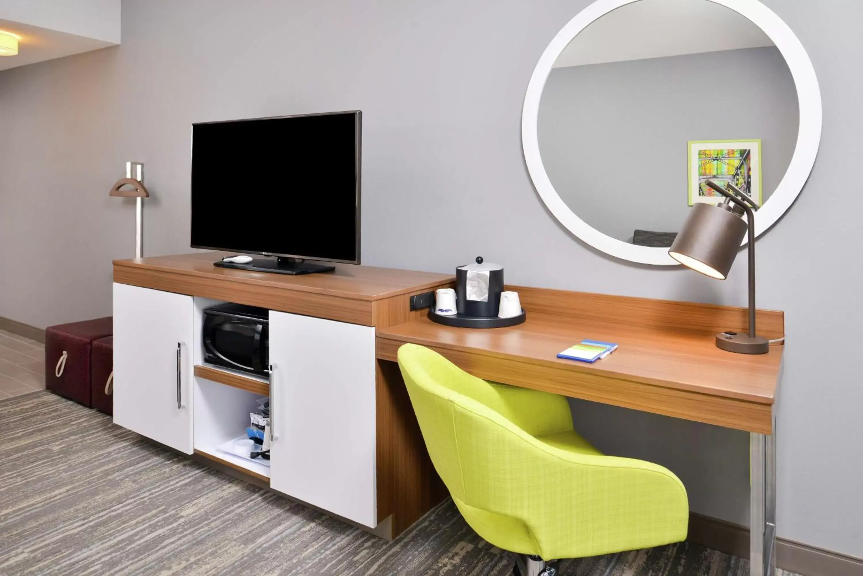 Bedroom in Hampton Inn & Suites Saint Paul Oakdale Woodbury Bedroom in Hampton Inn & Suites Saint Paul Oakdale Woodbury