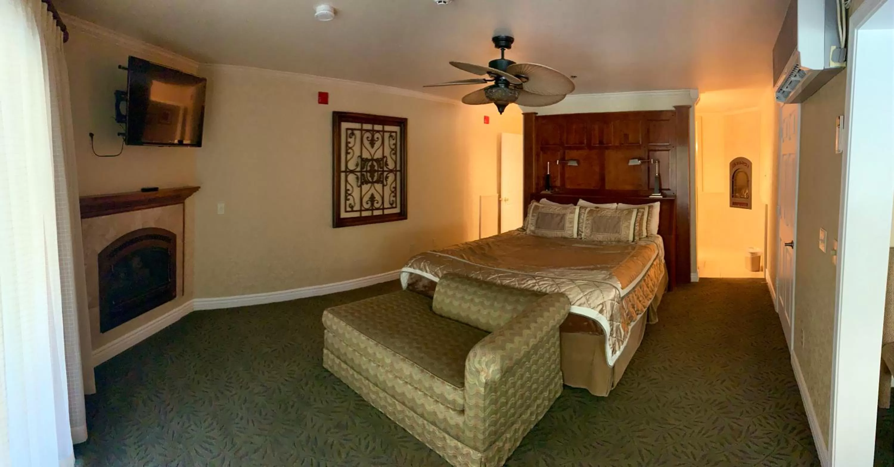 Bed in Yosemite View Lodge