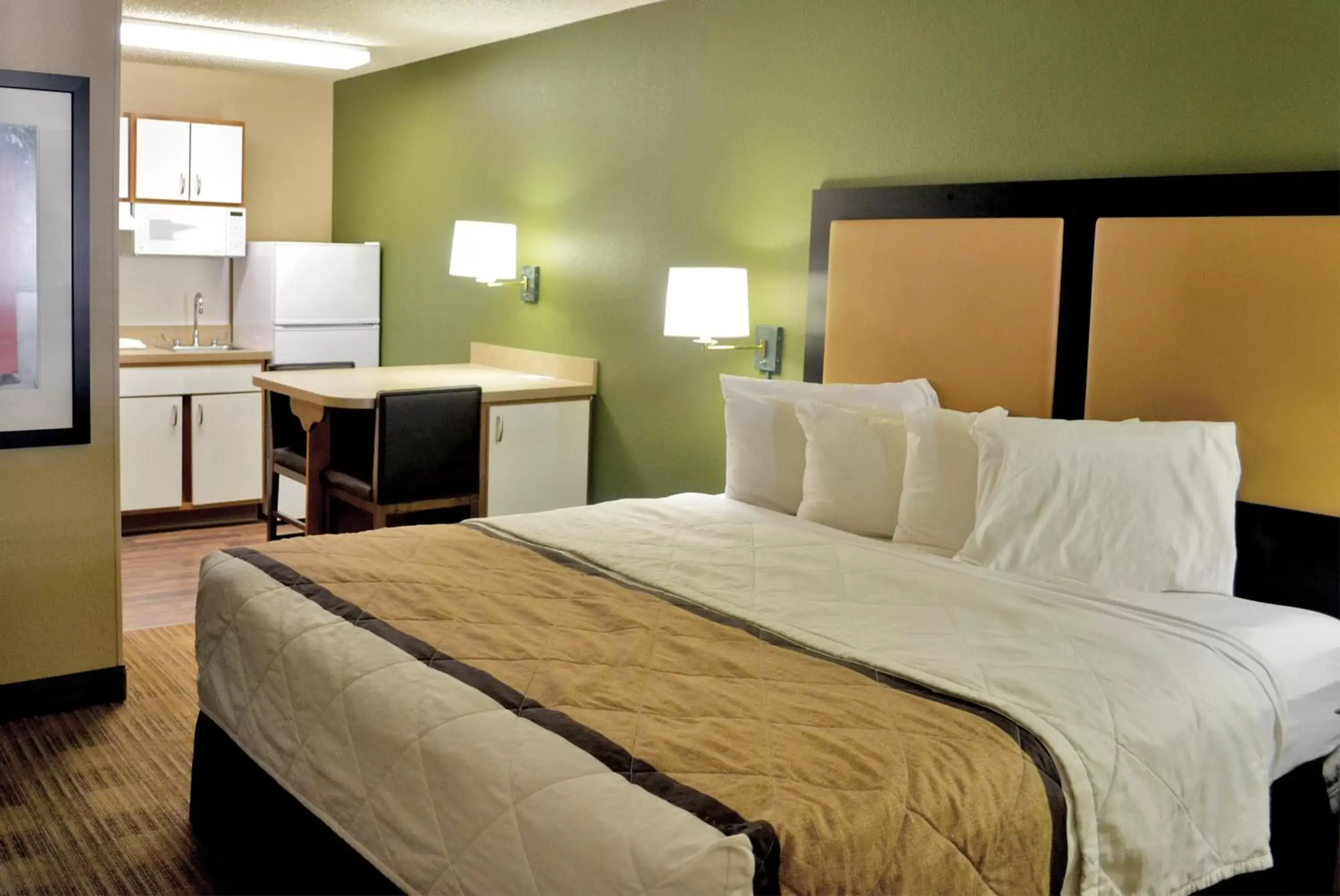 Kitchen or kitchenette, Bed in Extended Stay America Suites - Portland - Beaverton