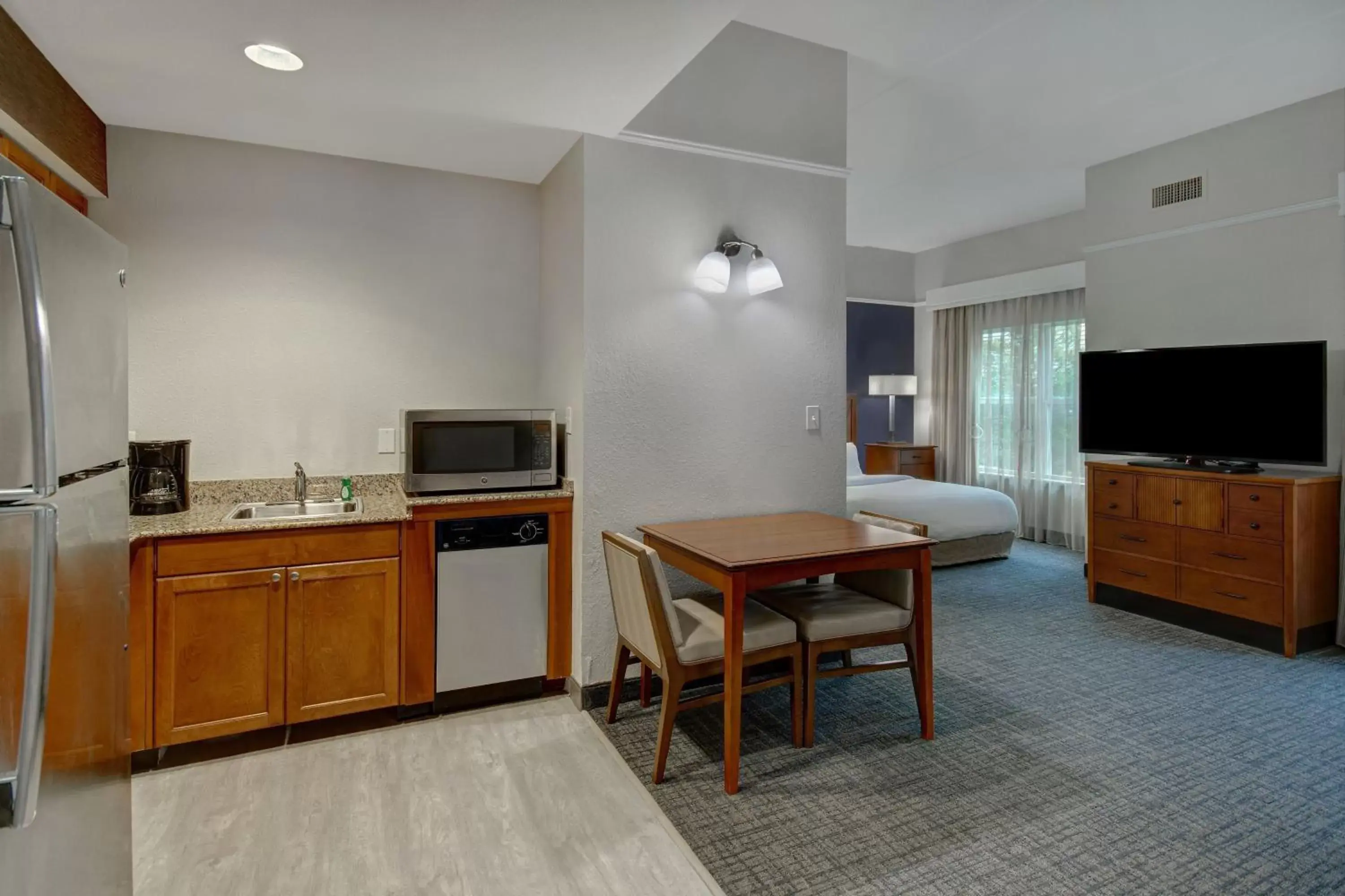 Bedroom, TV/Entertainment Center in Residence Inn by Marriott Morgantown Medical Center Area