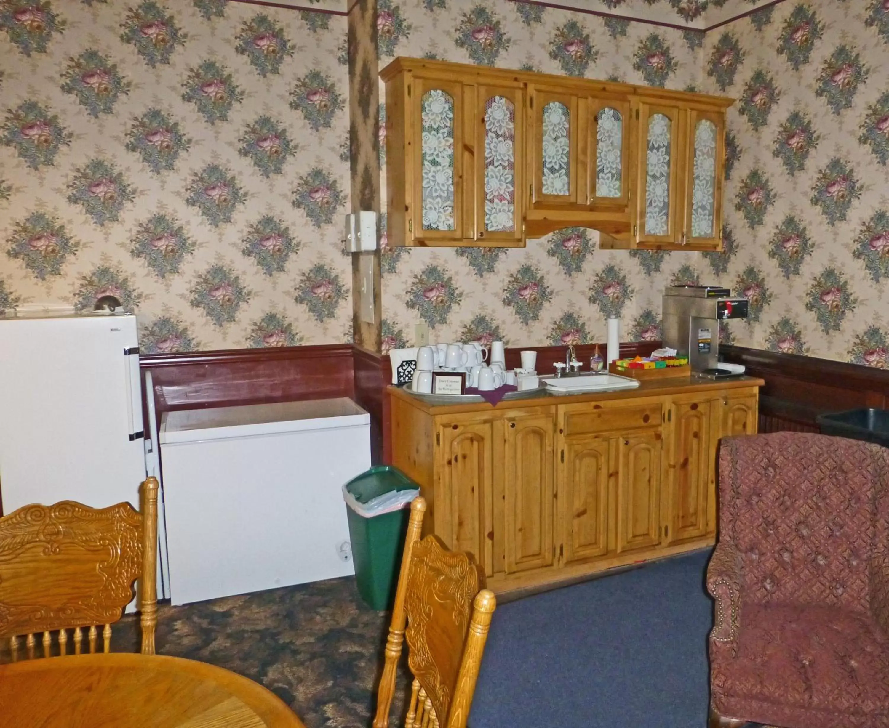 Decorative detail, Kitchen/Kitchenette in Victorian Inn