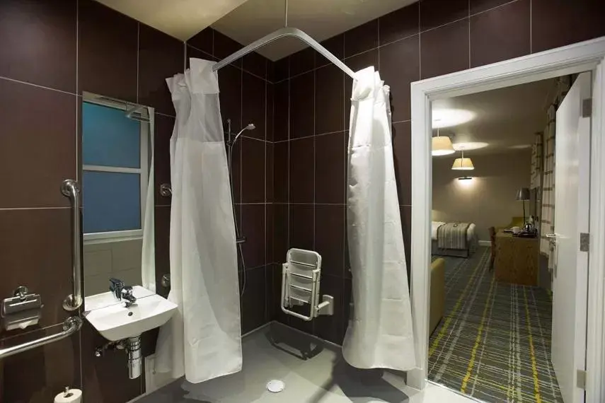 Shower, Bathroom in Jolly's Hotel Wetherspoon