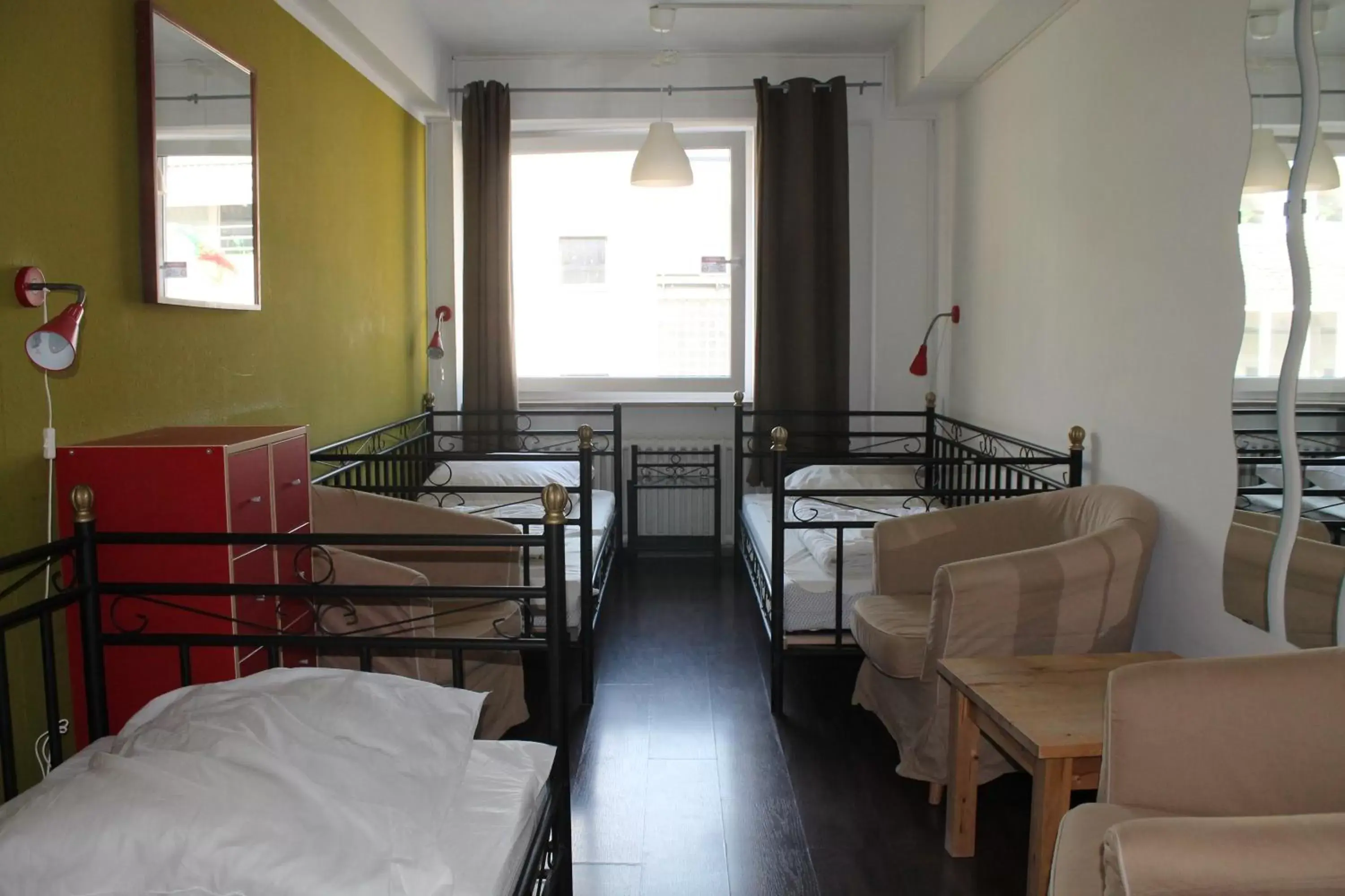 Bed, Bunk Bed in Station - Hostel for Backpackers