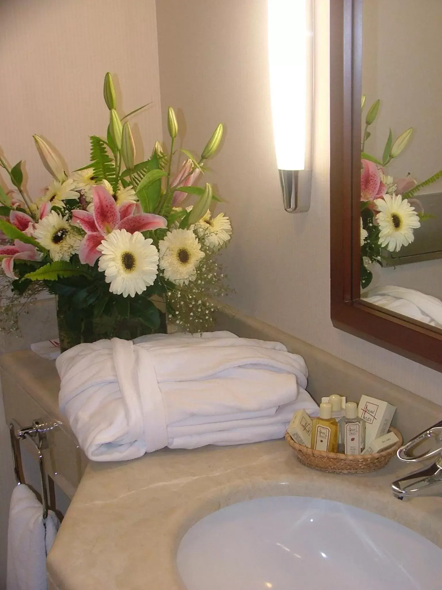 Bathroom, Bed in Hotel Midi