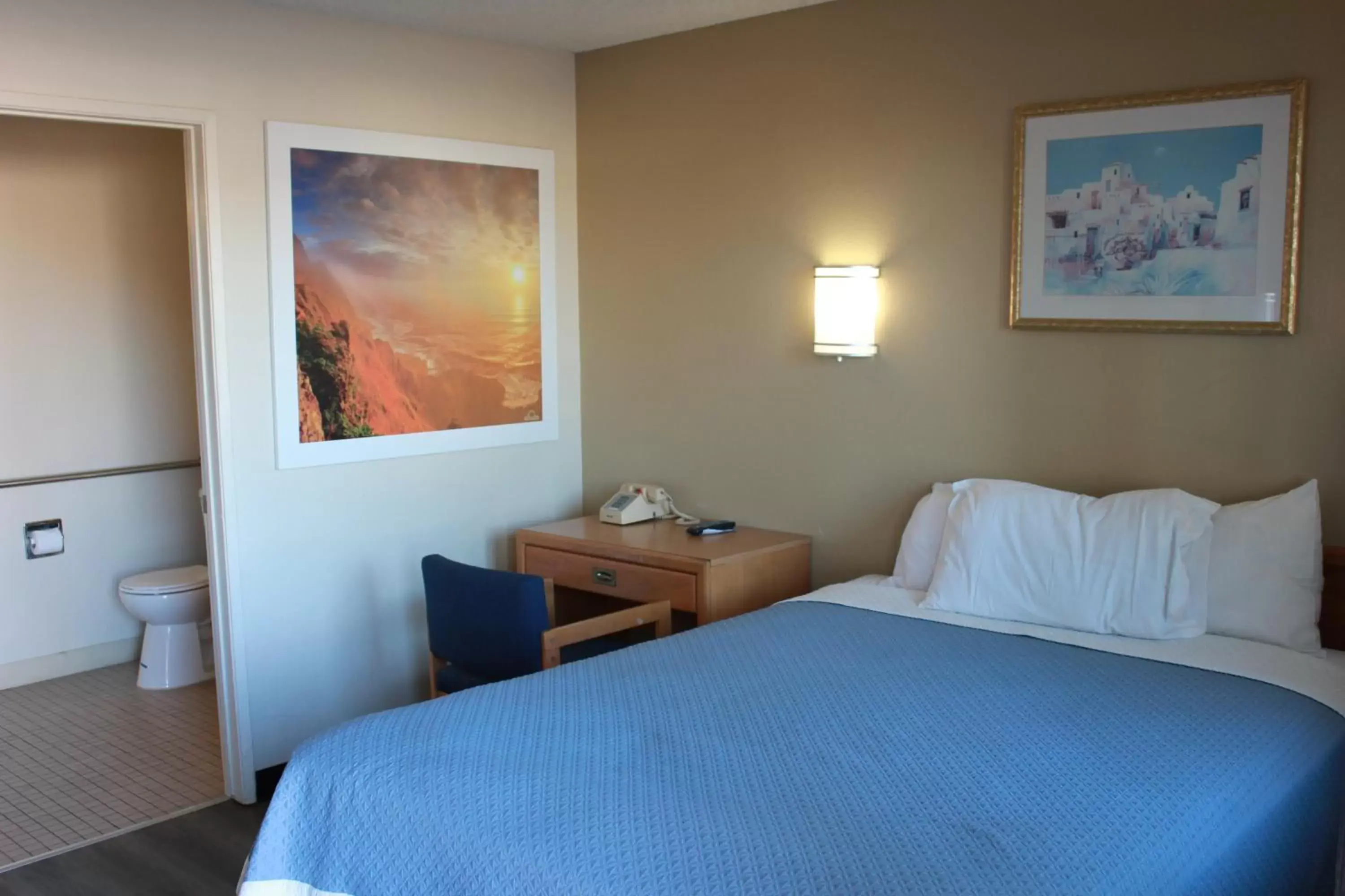 Bed in Days Inn by Wyndham Barstow