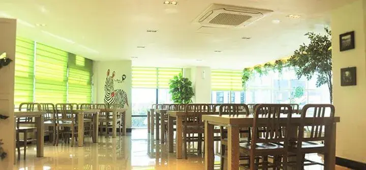 Restaurant/Places to Eat in Rezion Hotel