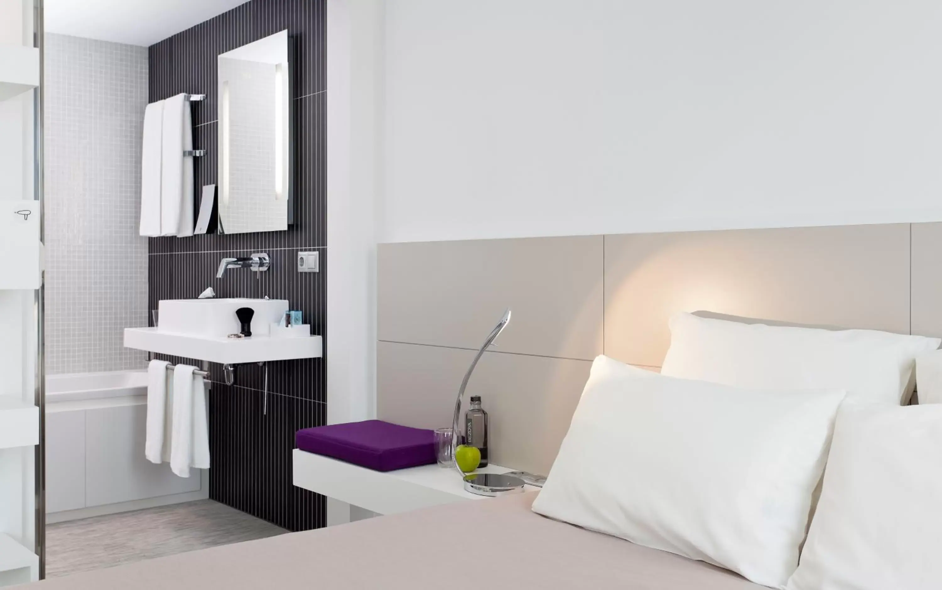 Bathroom, Bed in Novotel Suites Malaga Centro