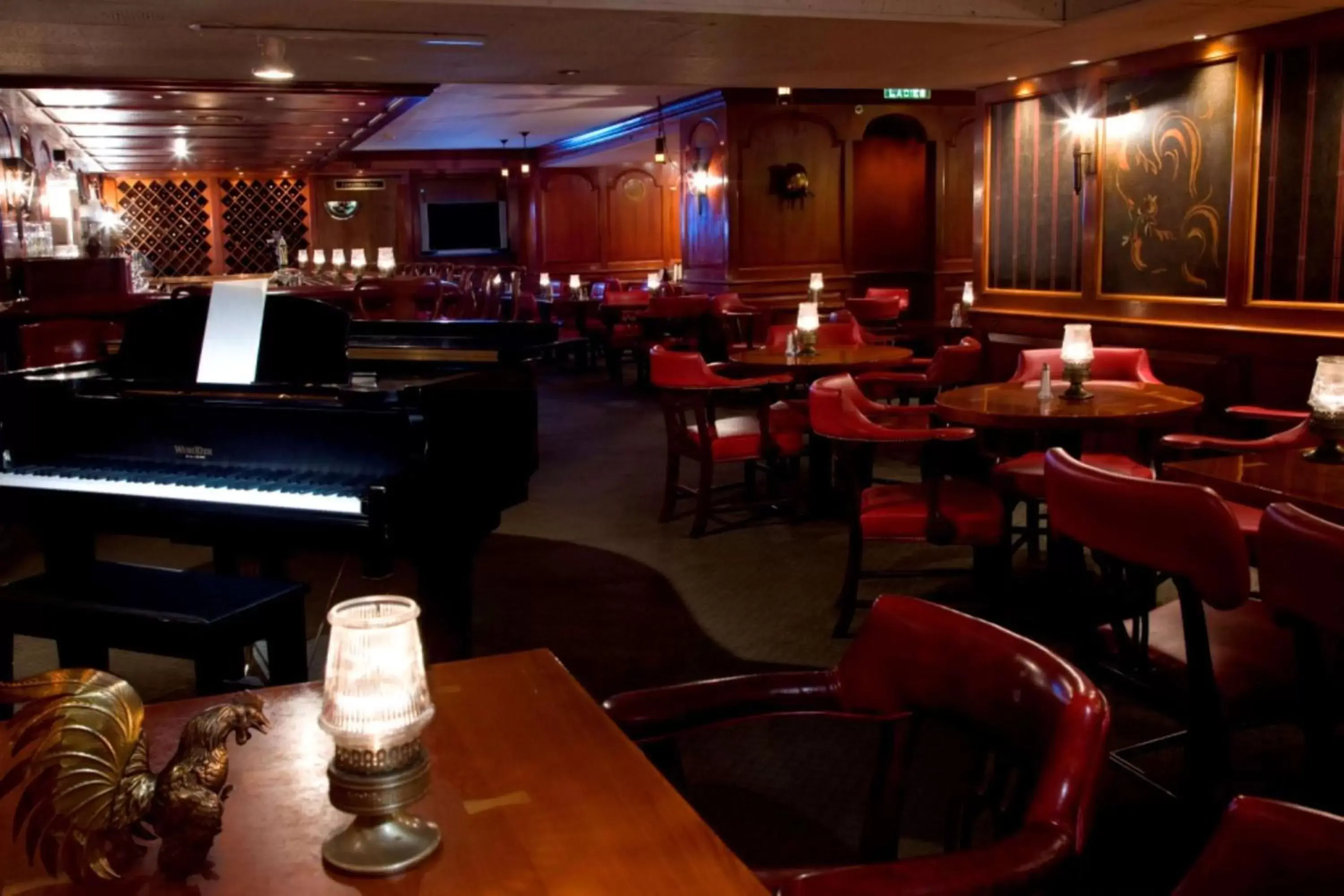 Lounge or bar, Restaurant/Places to Eat in The Drake Hotel