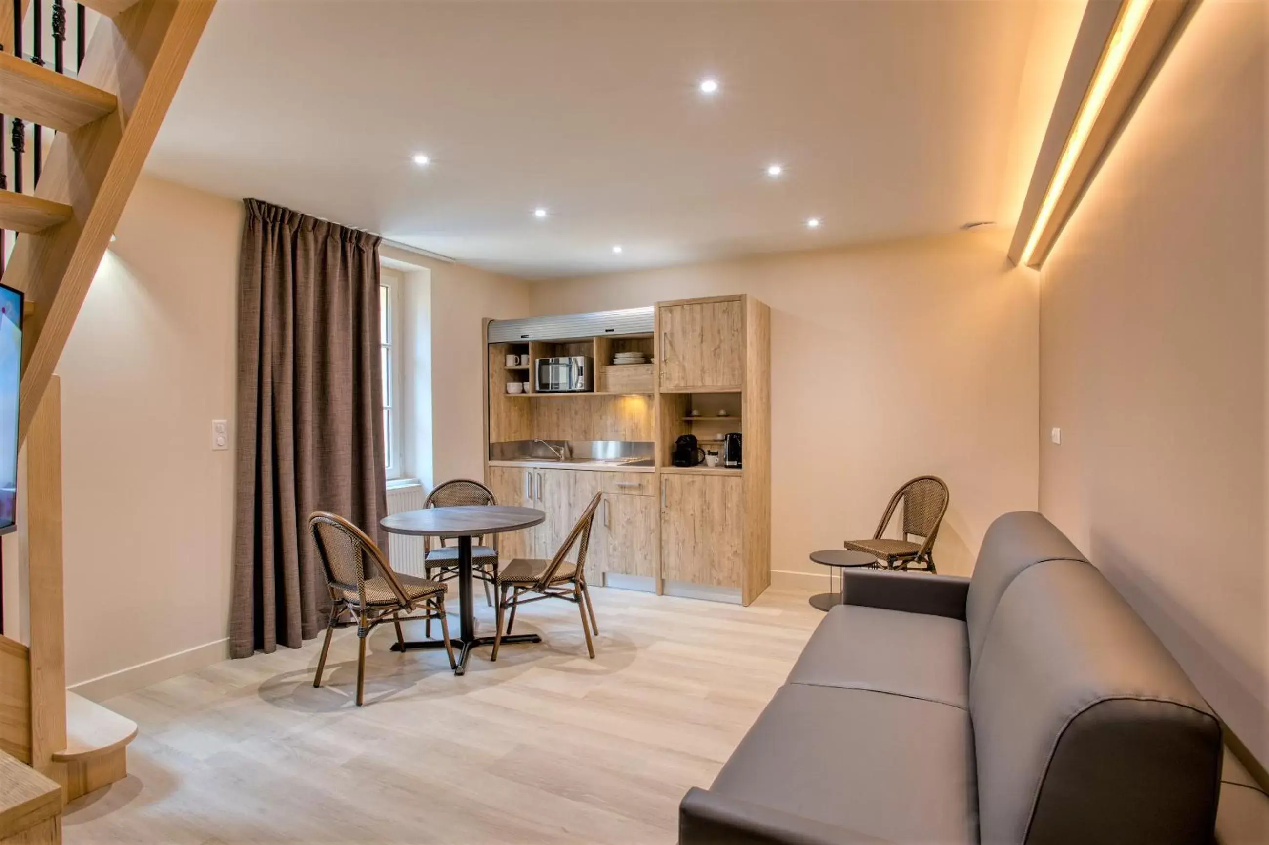 Kitchen or kitchenette, Seating Area in Hôtel Montaigne