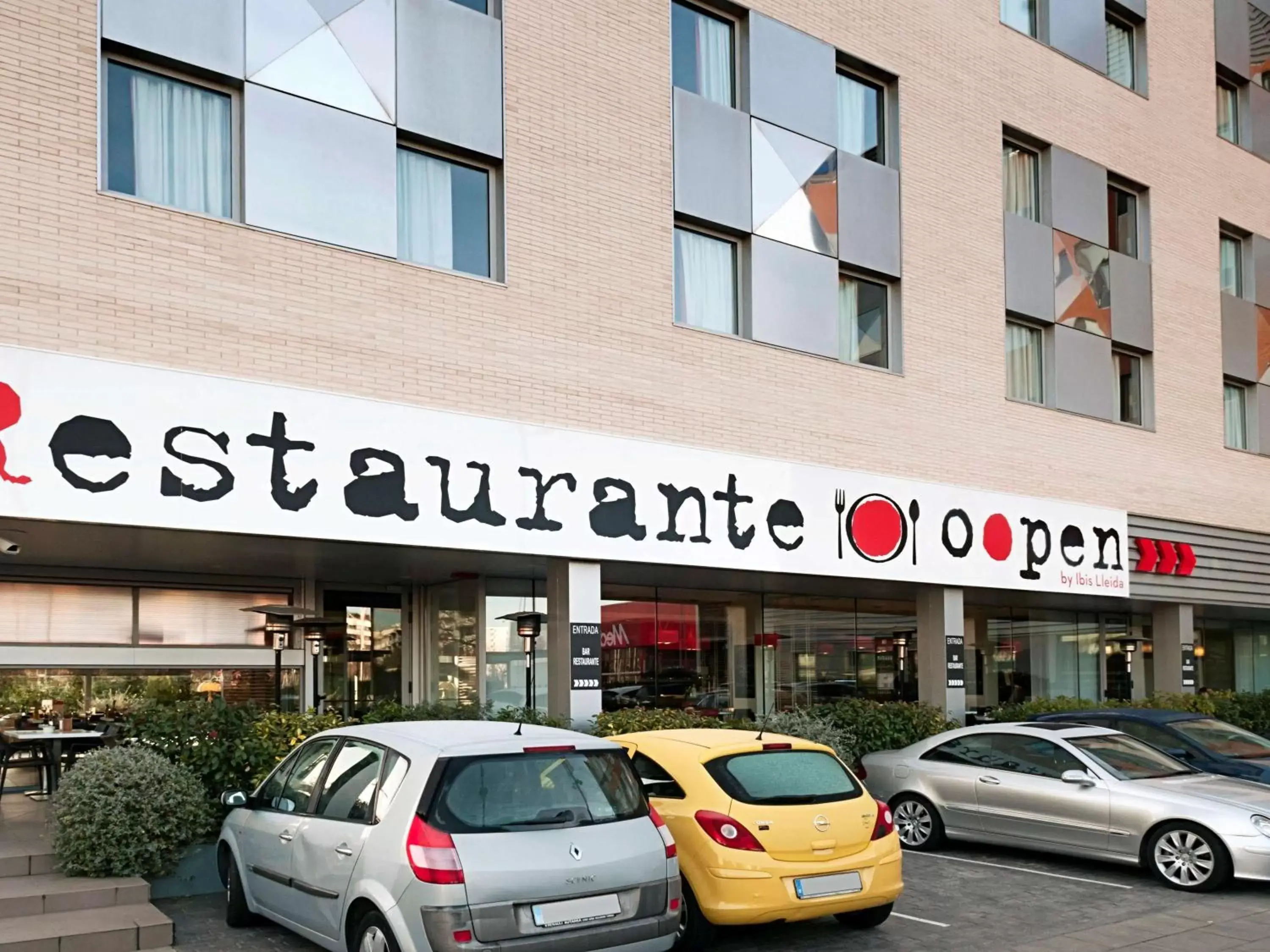 Restaurant/places to eat, Property Building in Ibis Budget Lleida