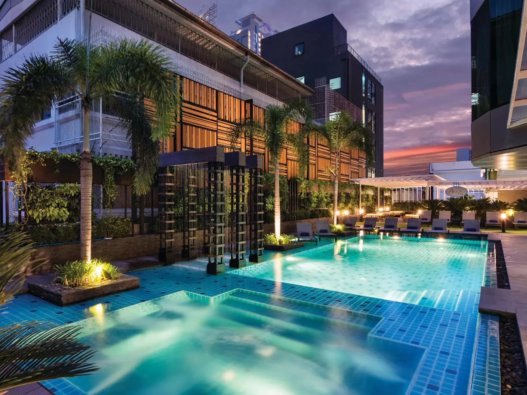 Pool view, Swimming Pool in Solitaire Bangkok Sukhumvit 11