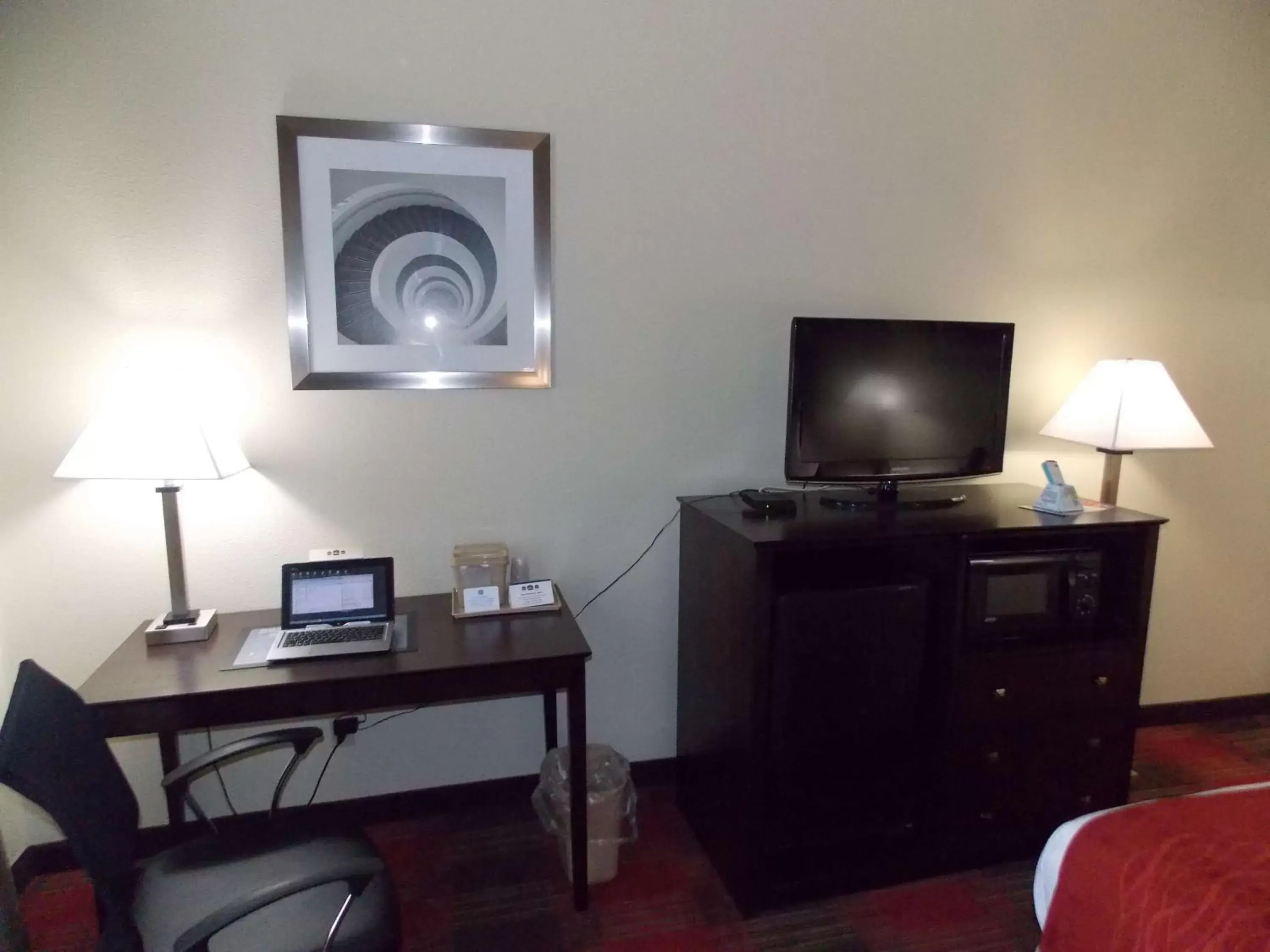 Photo of the whole room, TV/Entertainment Center in Best Western Springfield West Inn