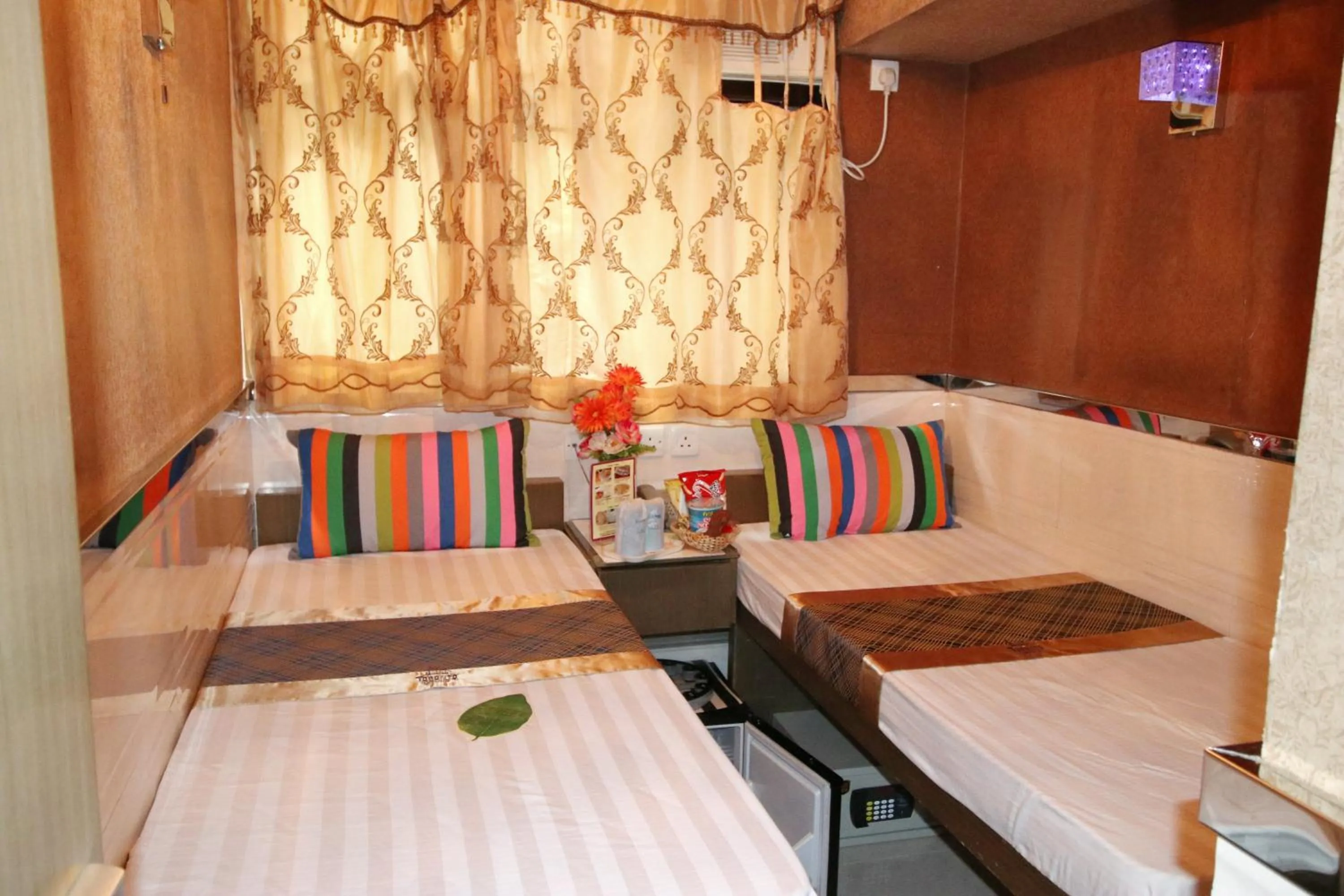 Photo of the whole room, Bed in Temple Street Hotel