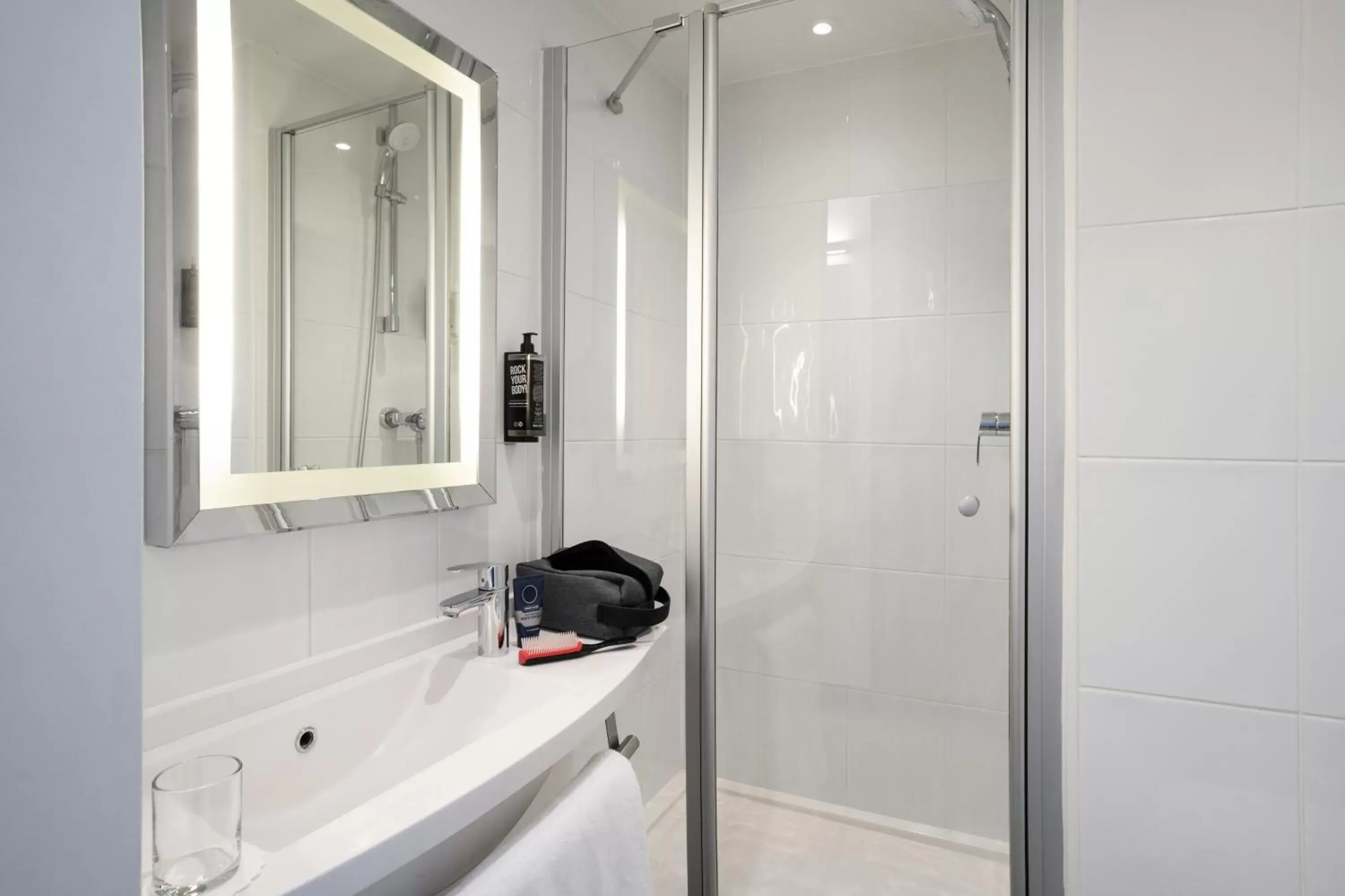 Bathroom in ibis Edinburgh Centre Royal Mile – Hunter Square