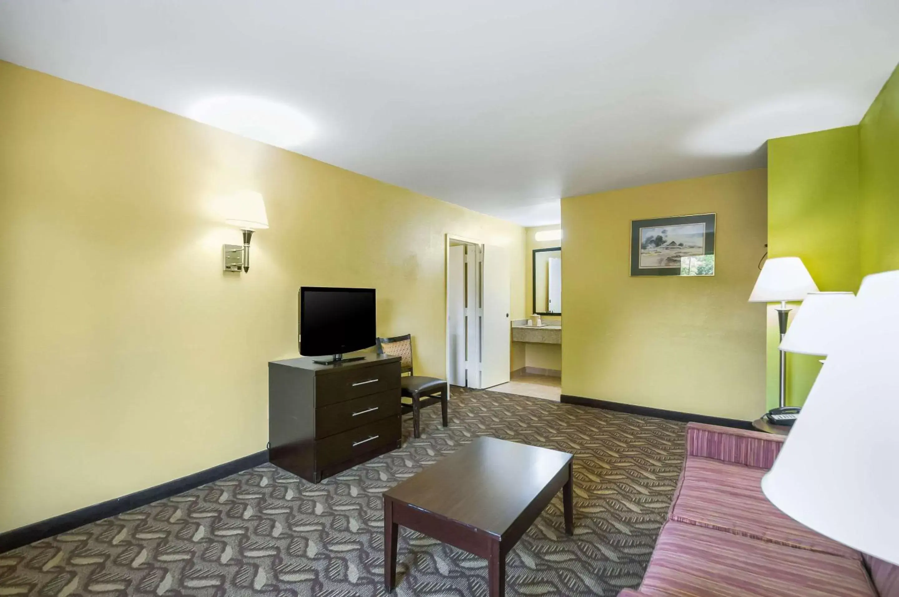 Photo of the whole room, TV/Entertainment Center in Quality Inn Fredericksburg-Central Park Area