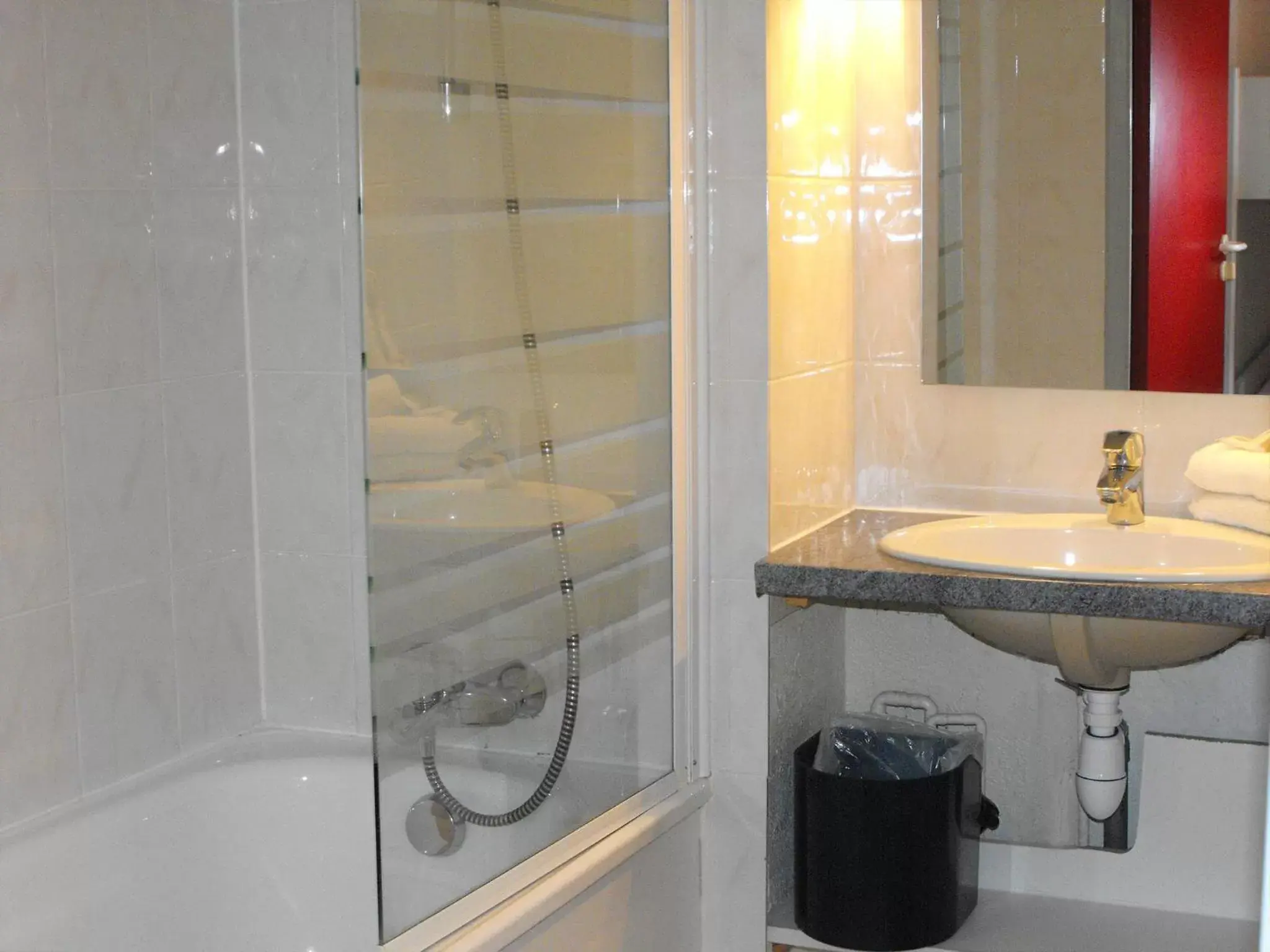 Shower, Bathroom in Mer et Golf