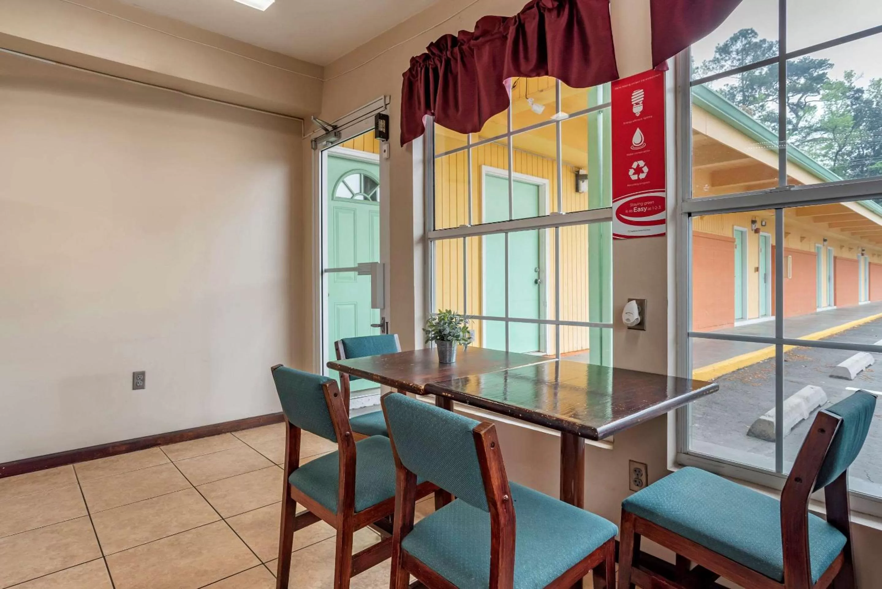 Restaurant/places to eat in Econo Lodge Tallahassee Downtown - University