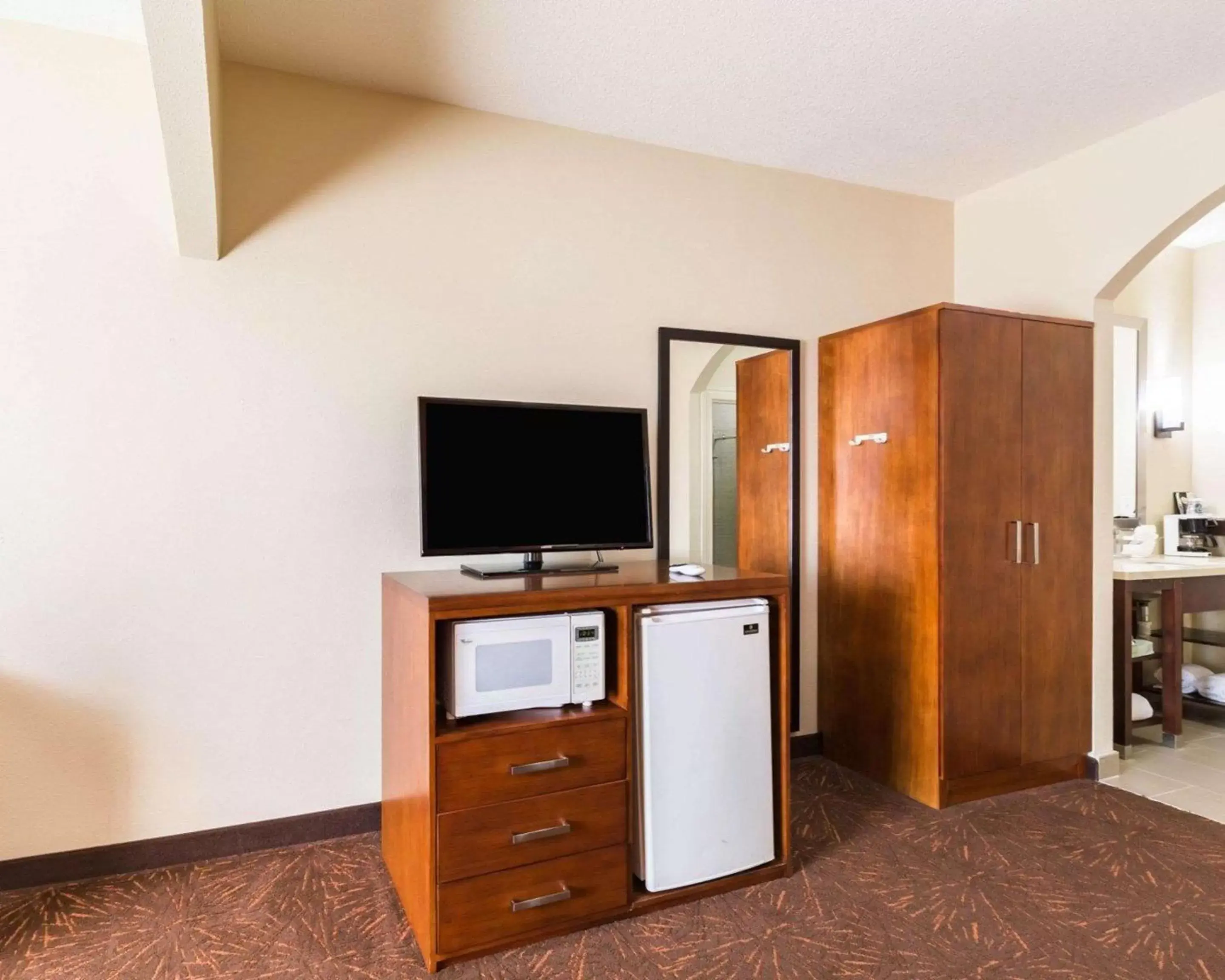 Photo of the whole room, TV/Entertainment Center in Econo Lodge Inn & Suites East
