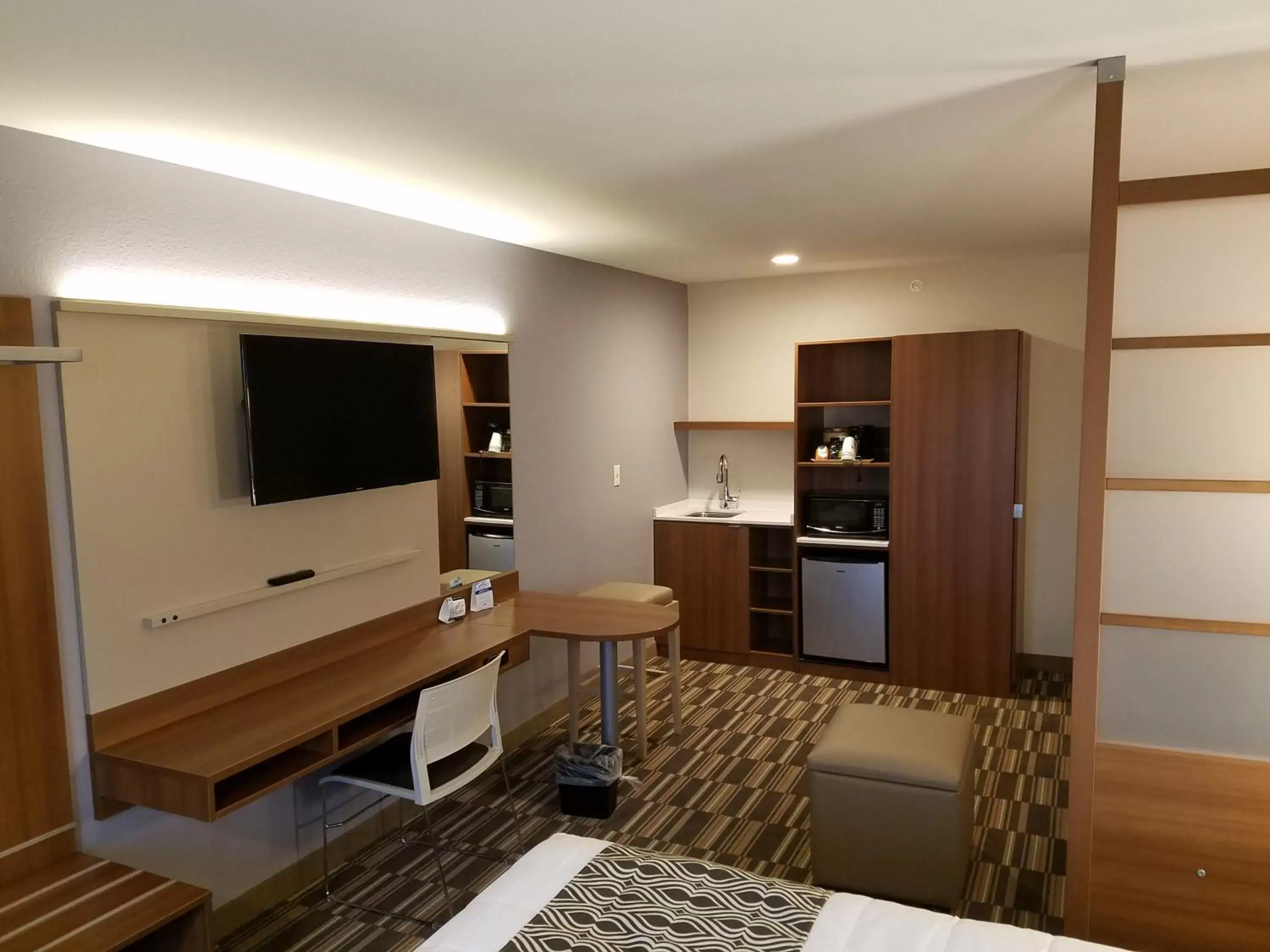Bedroom, TV/Entertainment Center in Microtel Inn & Suites by Wyndham Niagara Falls