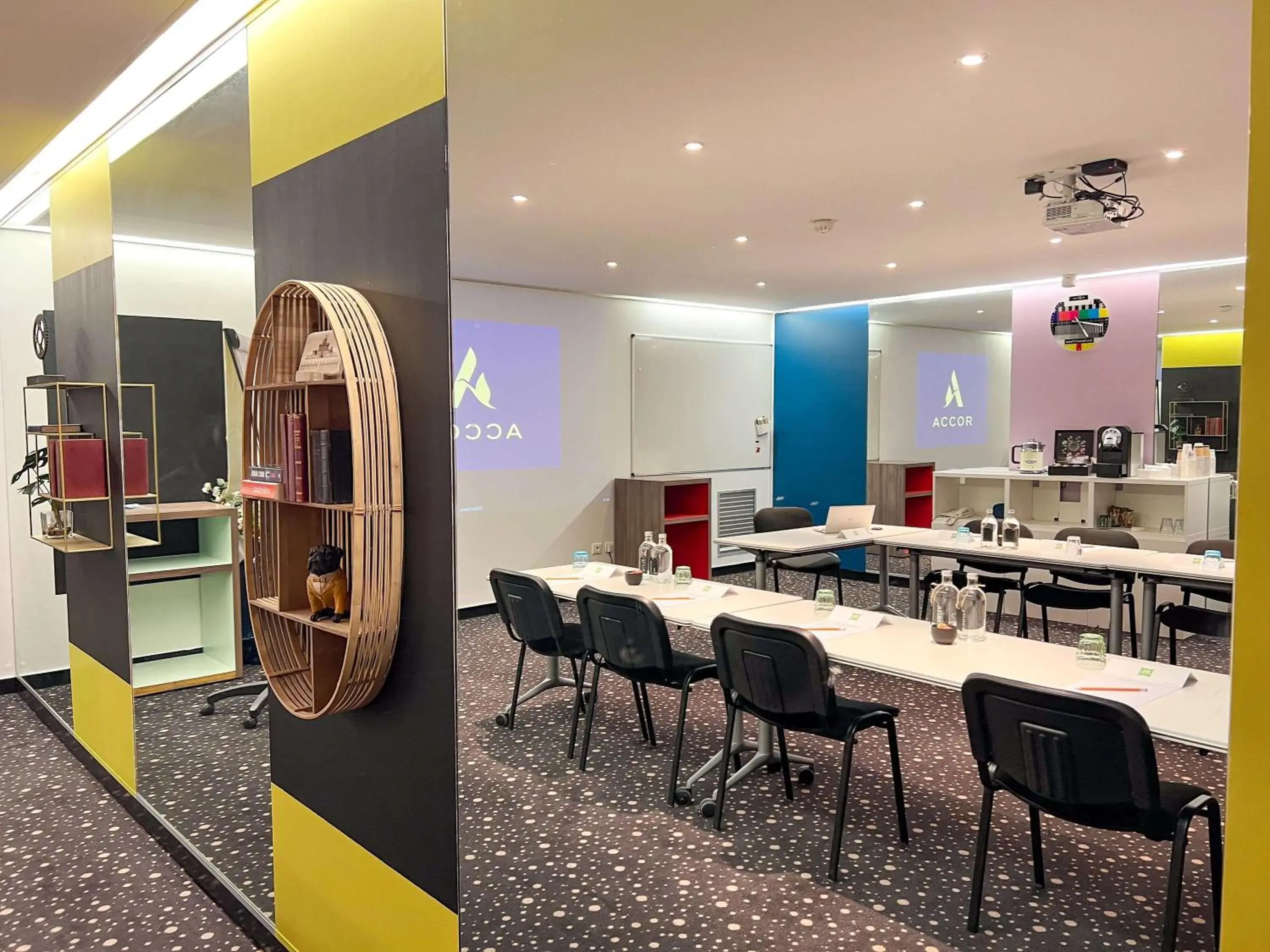 Meeting/conference room, Kitchen/Kitchenette in ibis Styles Paris Tolbiac Bibliotheque